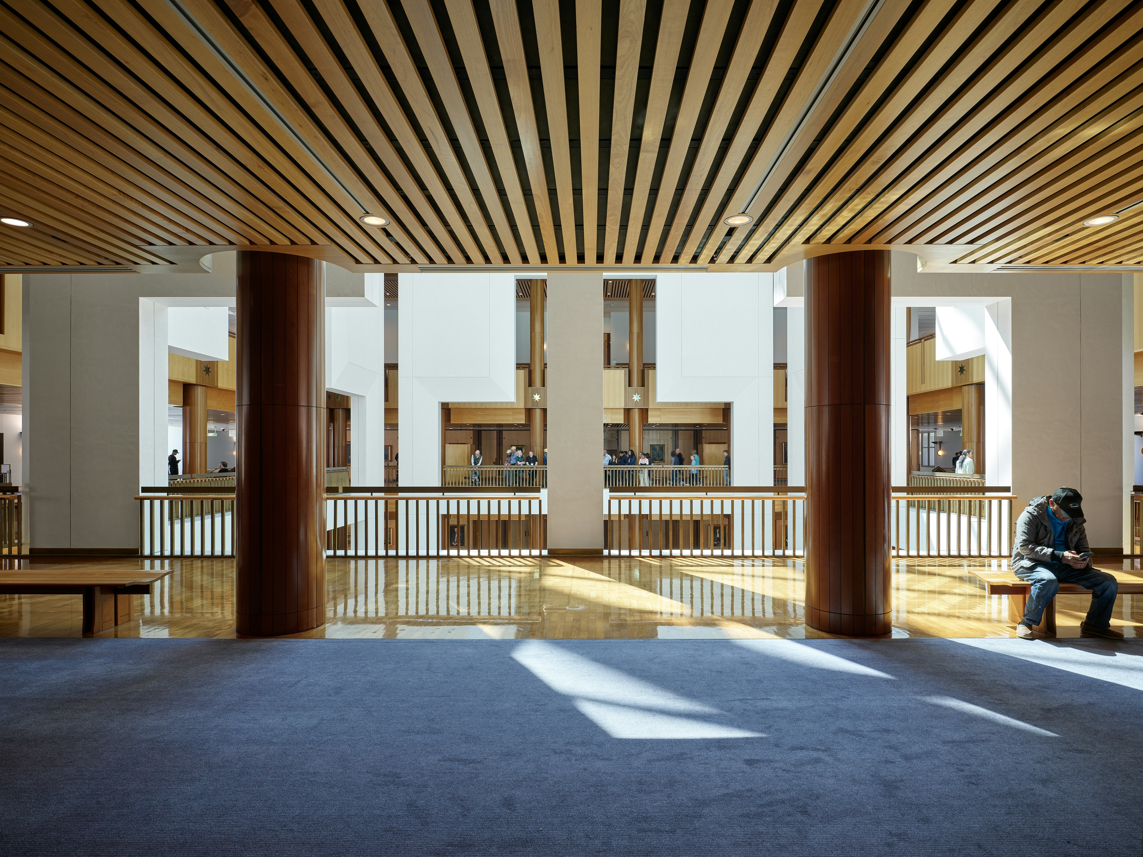 wooden beams interior house, ilustrasi artikel Mastering the Art: A Deep Dive into Vintage Craftsman Style 1