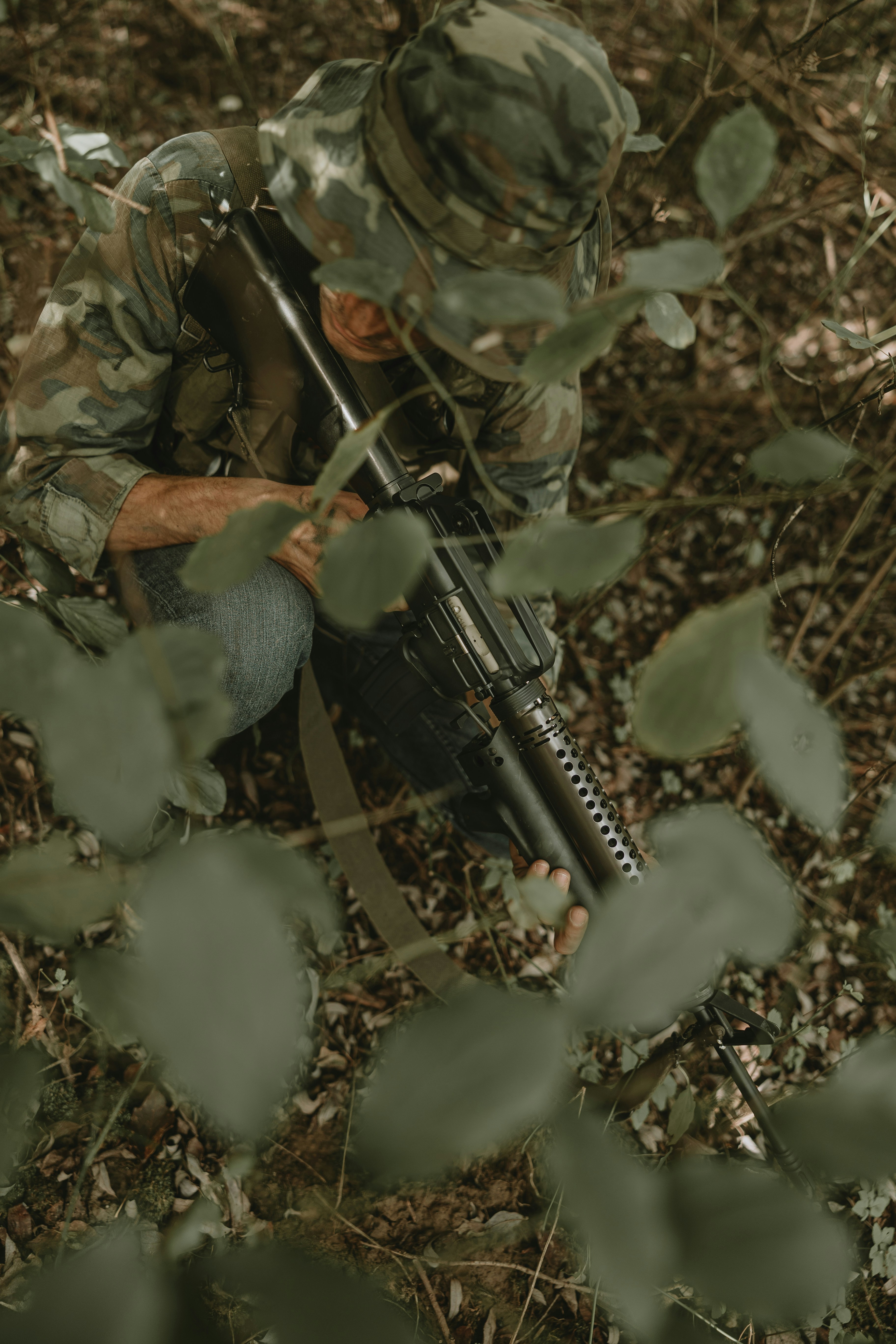 Player during the airsoft game with the new Cyma CGS Colt XM16E1 airsoft replica.