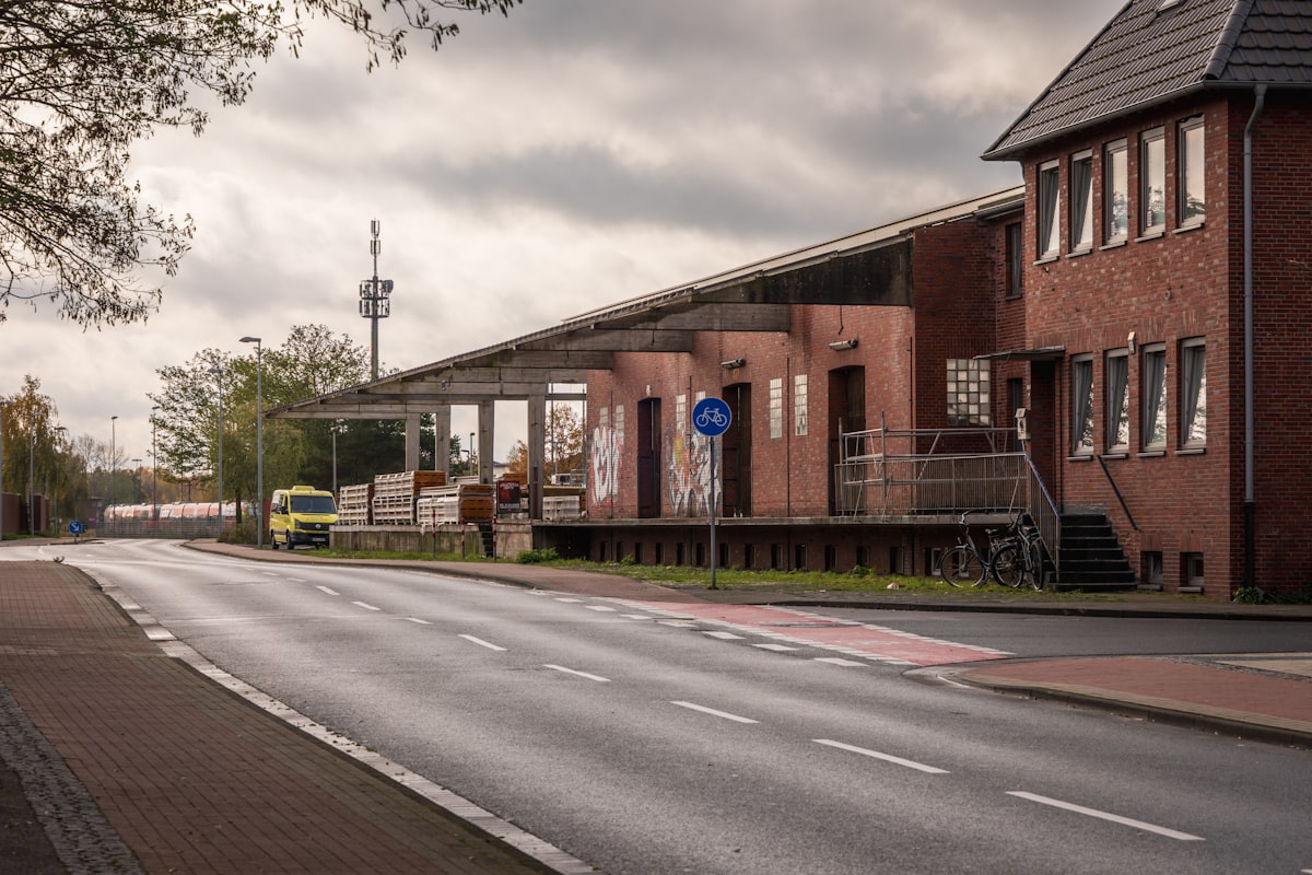 Cais de carga coberto junto a edifício industrial