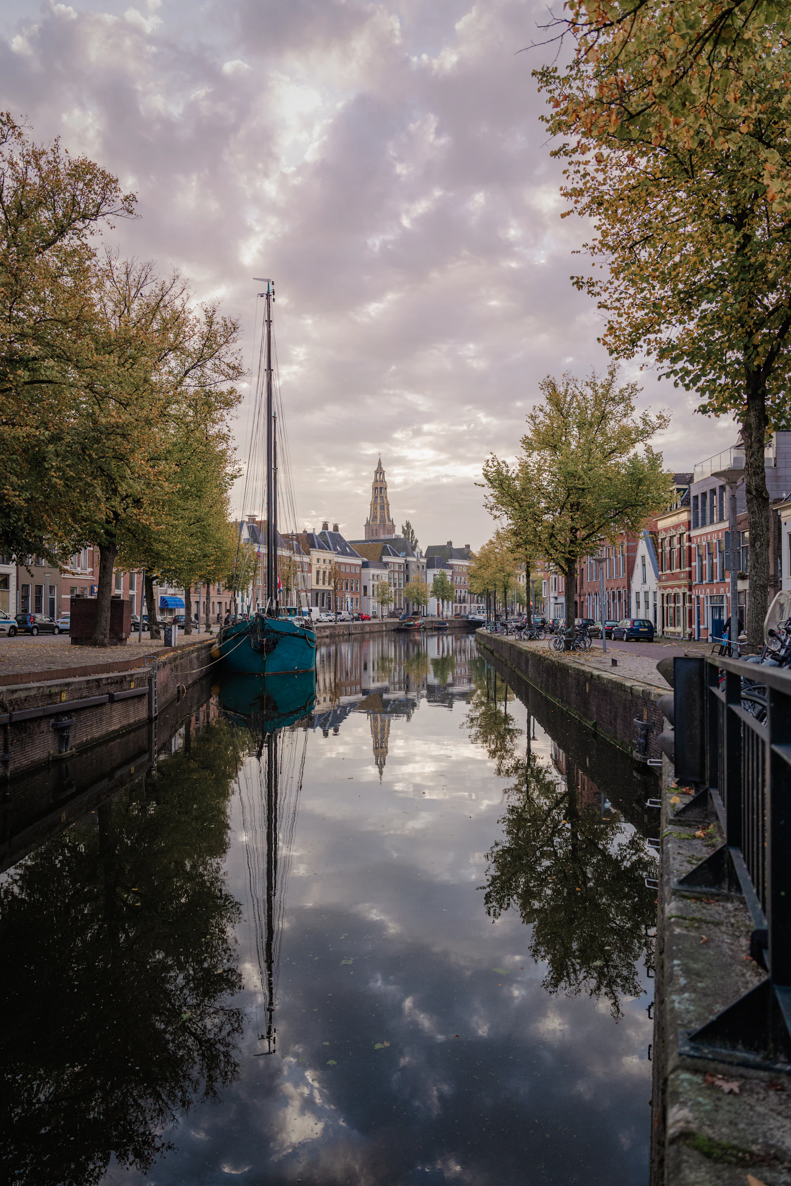 Kanal dan bangunan bersejarah di pusat Groningen