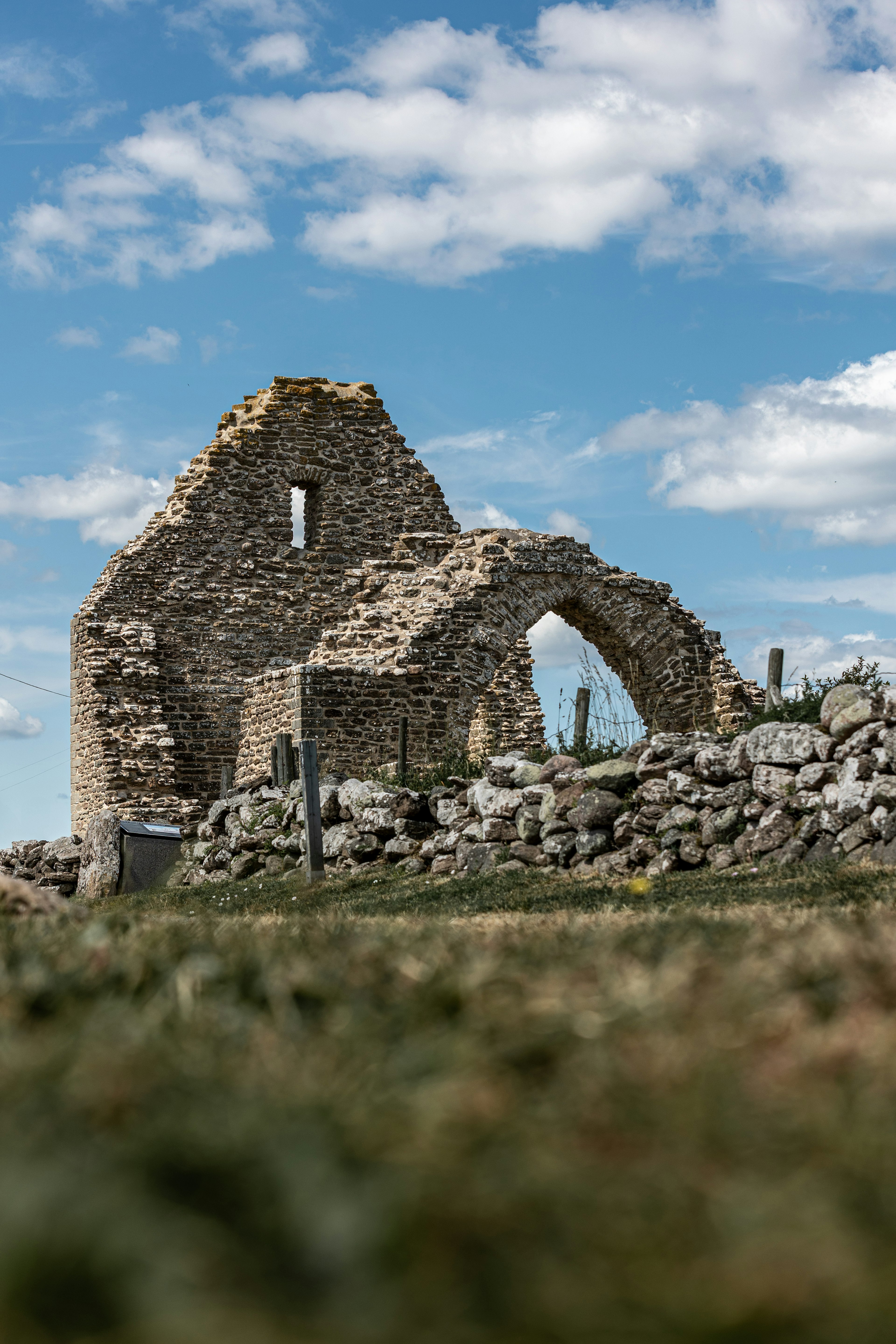 Иллюстративные фото (не обязательно именно Храм Амбара): руины каменного храма и прибрежный лес у моря.