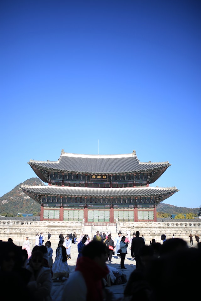 경복궁과 한복을 입은 사람들