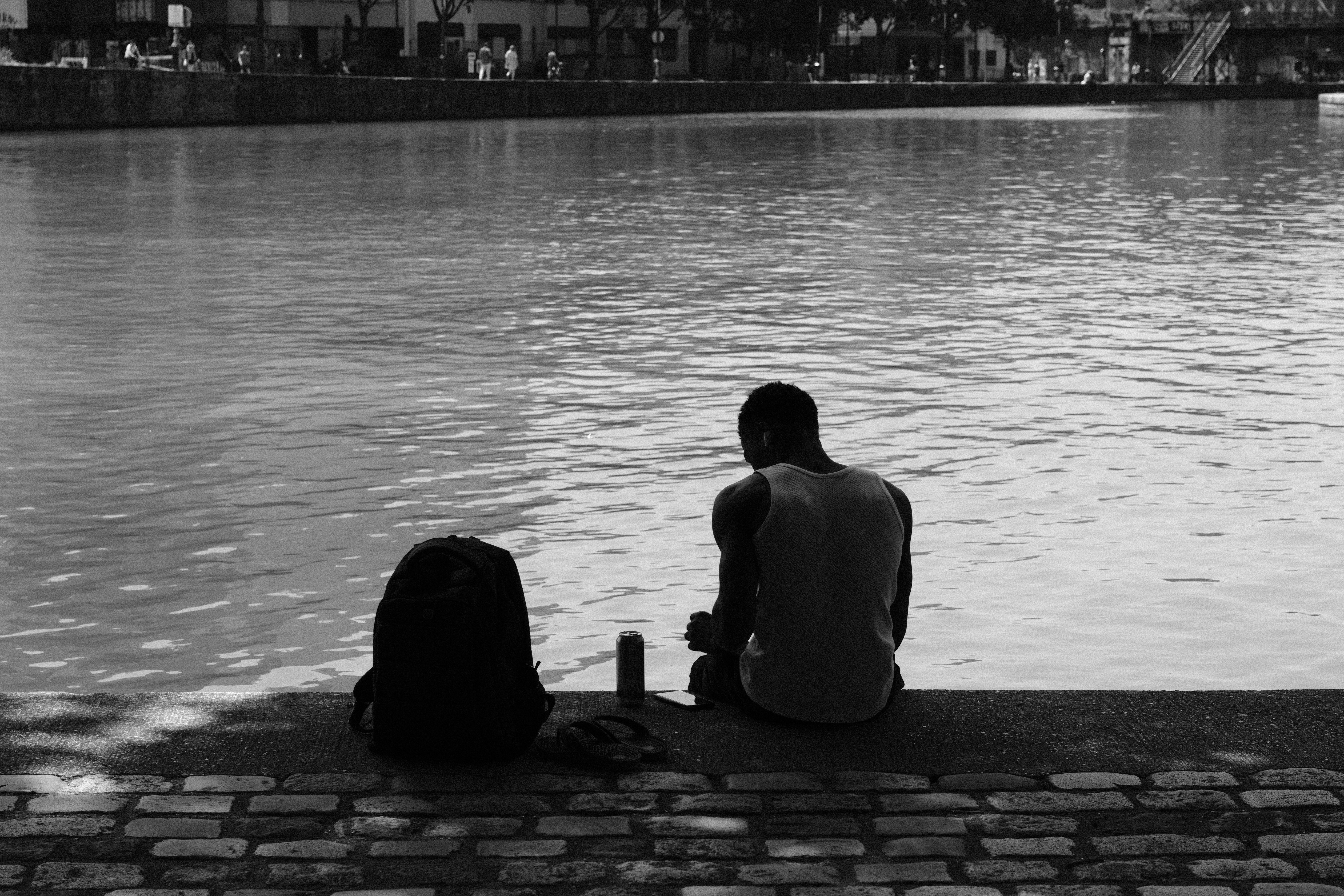 Birbirine sırtını dönmüş, aralarında duygusal mesafe olan mutsuz bir çift; biten bir ilişkiyi ve gizli kalmış sorunları temsil eden dramatik bir görsel.