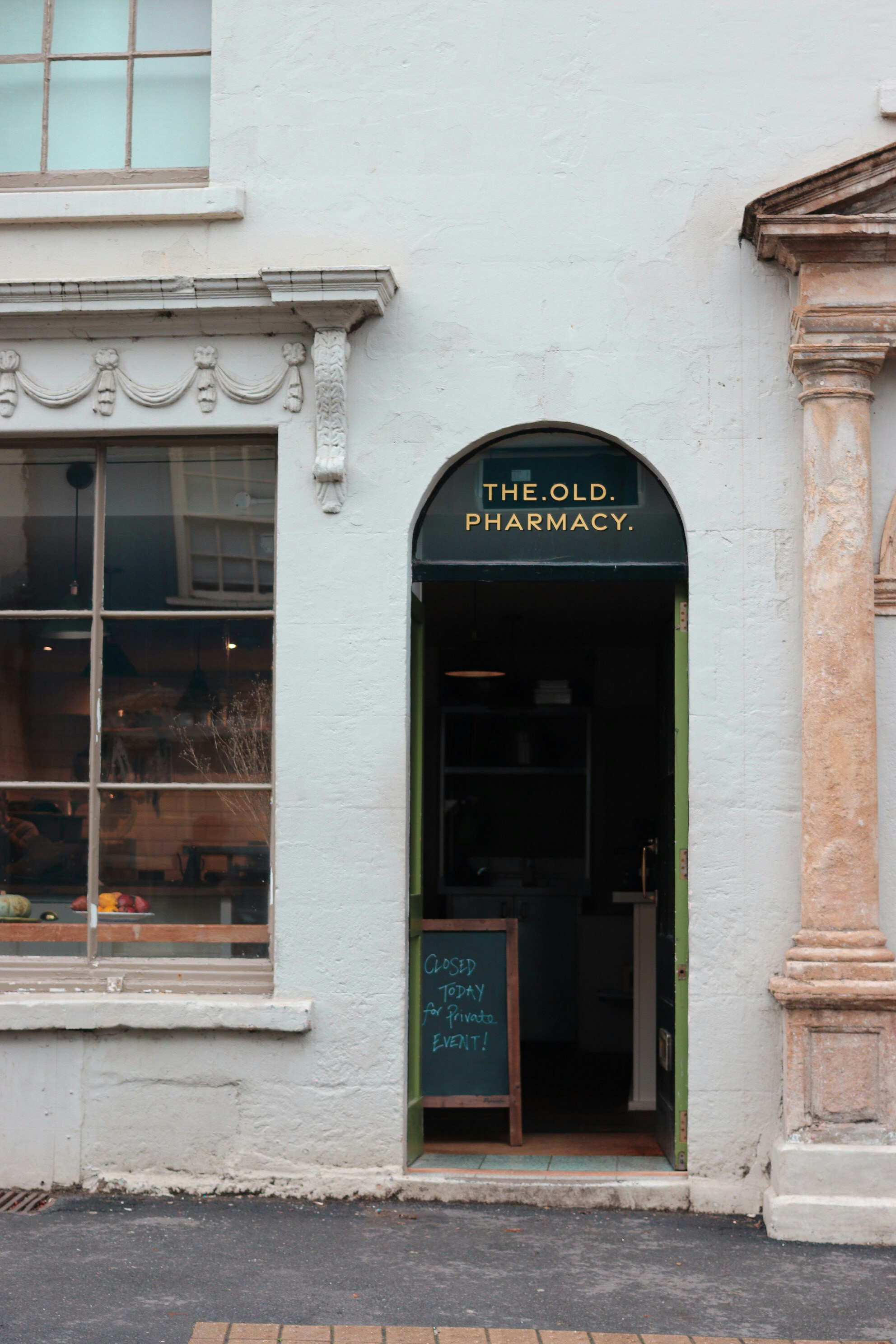 skincare products pharmacy aesthetic, wallpaper, 8 Pilihan Obat Penghilang Flek Hitam di Apotik yang Efektif 3
