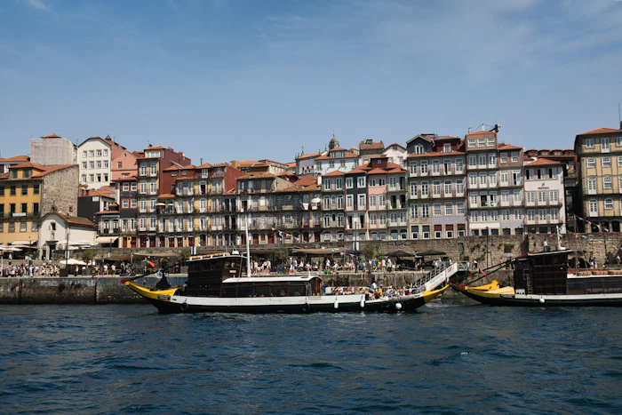 Ribeira do Porto e o rio Douro com barcos atracados