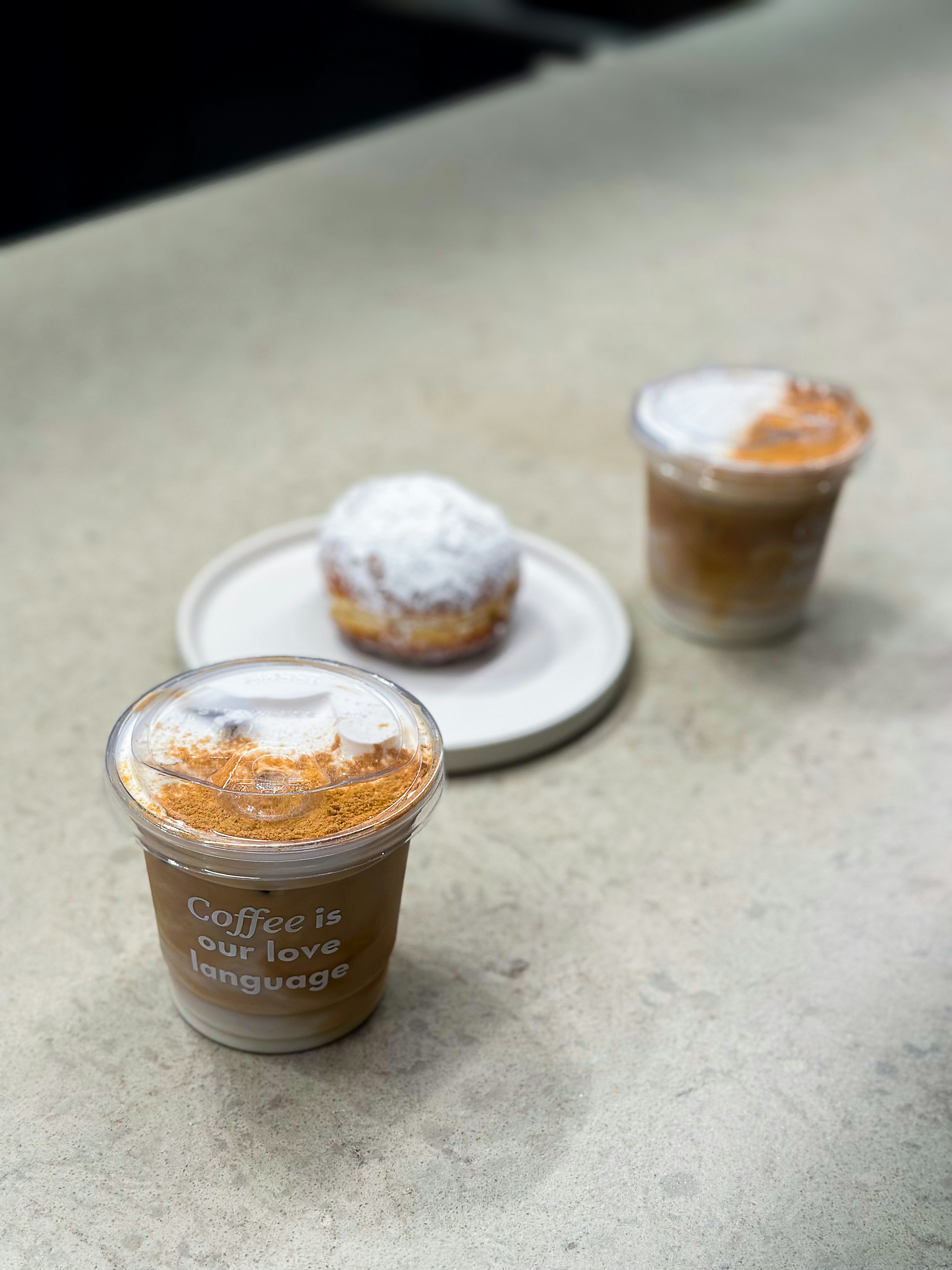 Deux cafés glacés et un beignet en poudre