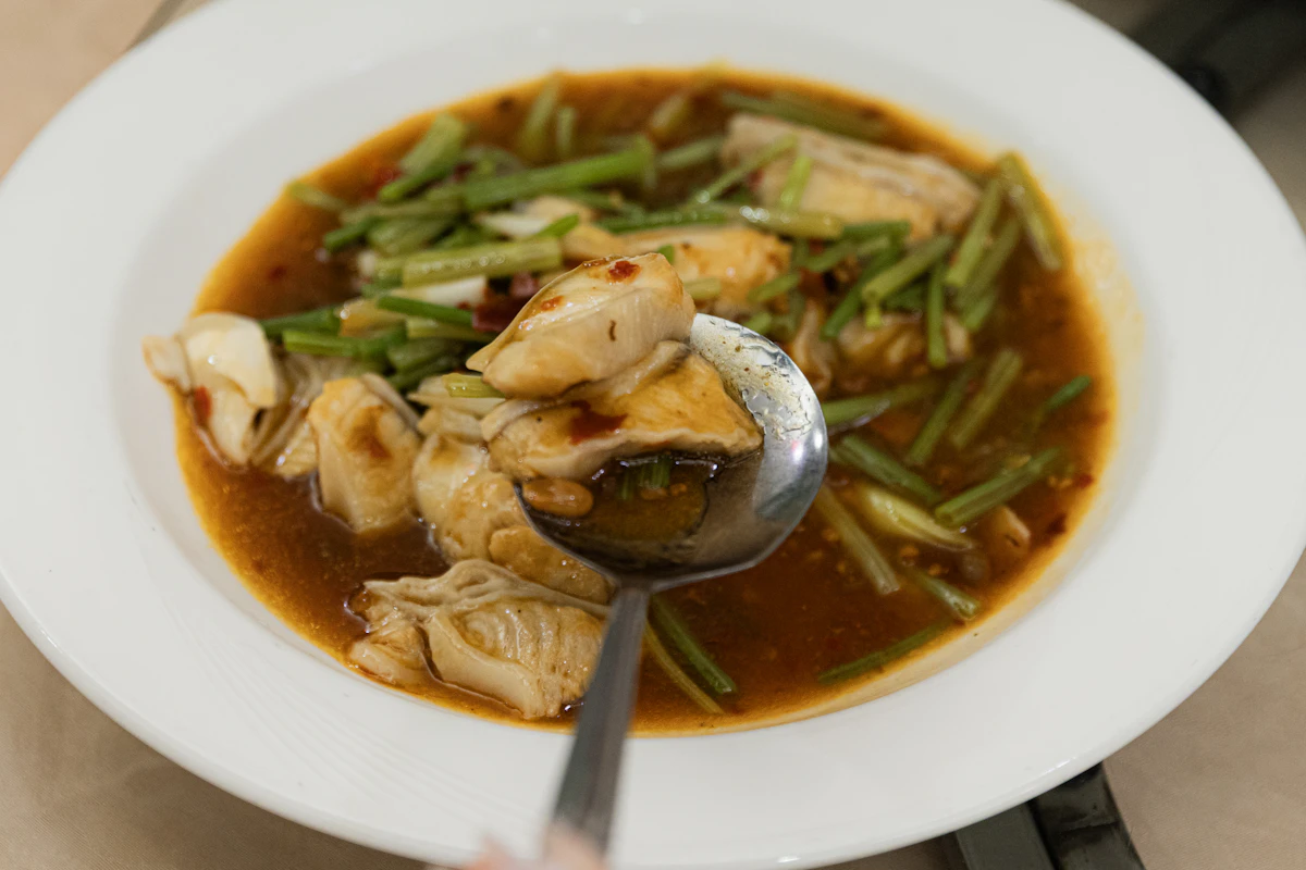 Muỗng canh cá cay Hàn Quốc với rau củ