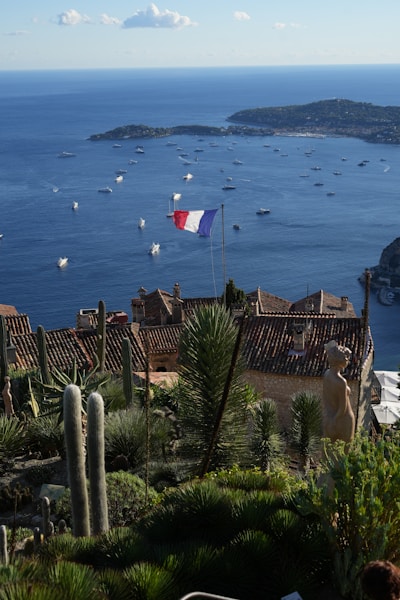 Villa Croisette à Cannes — Bord de mer · Prestige absolu, 4 chambres, 200m² — Gestion locative OZC IMMO