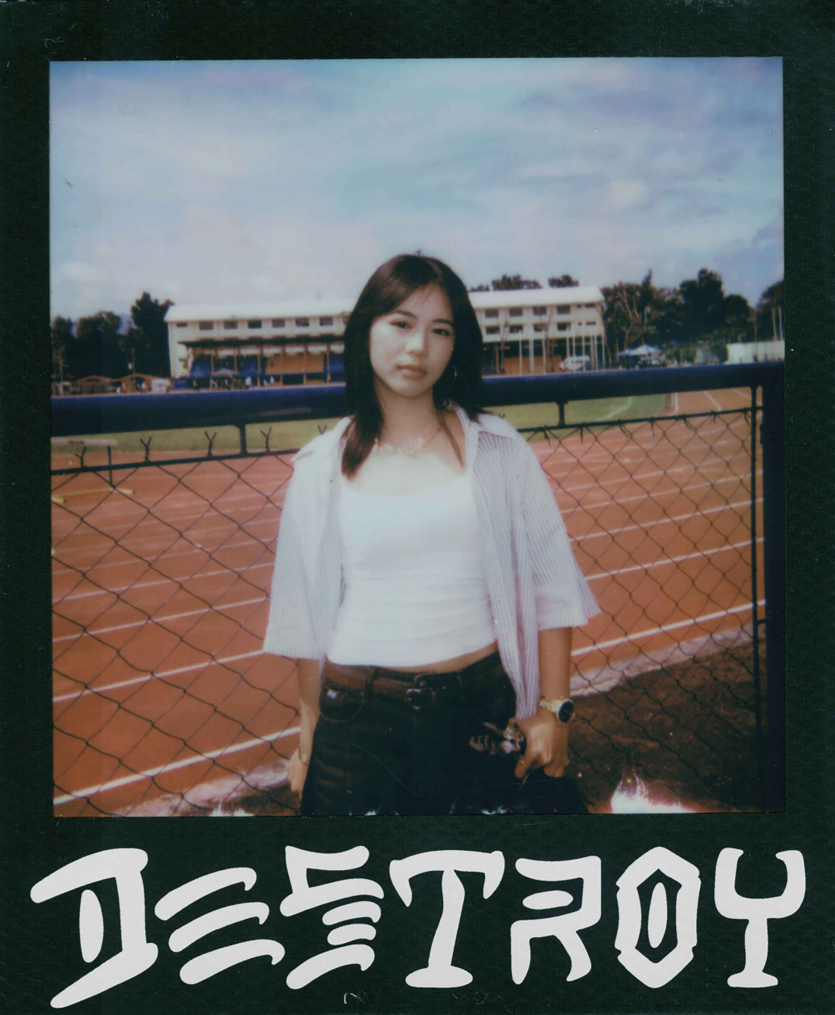 Junge Frau, Die Vor Einem Gebäude Steht