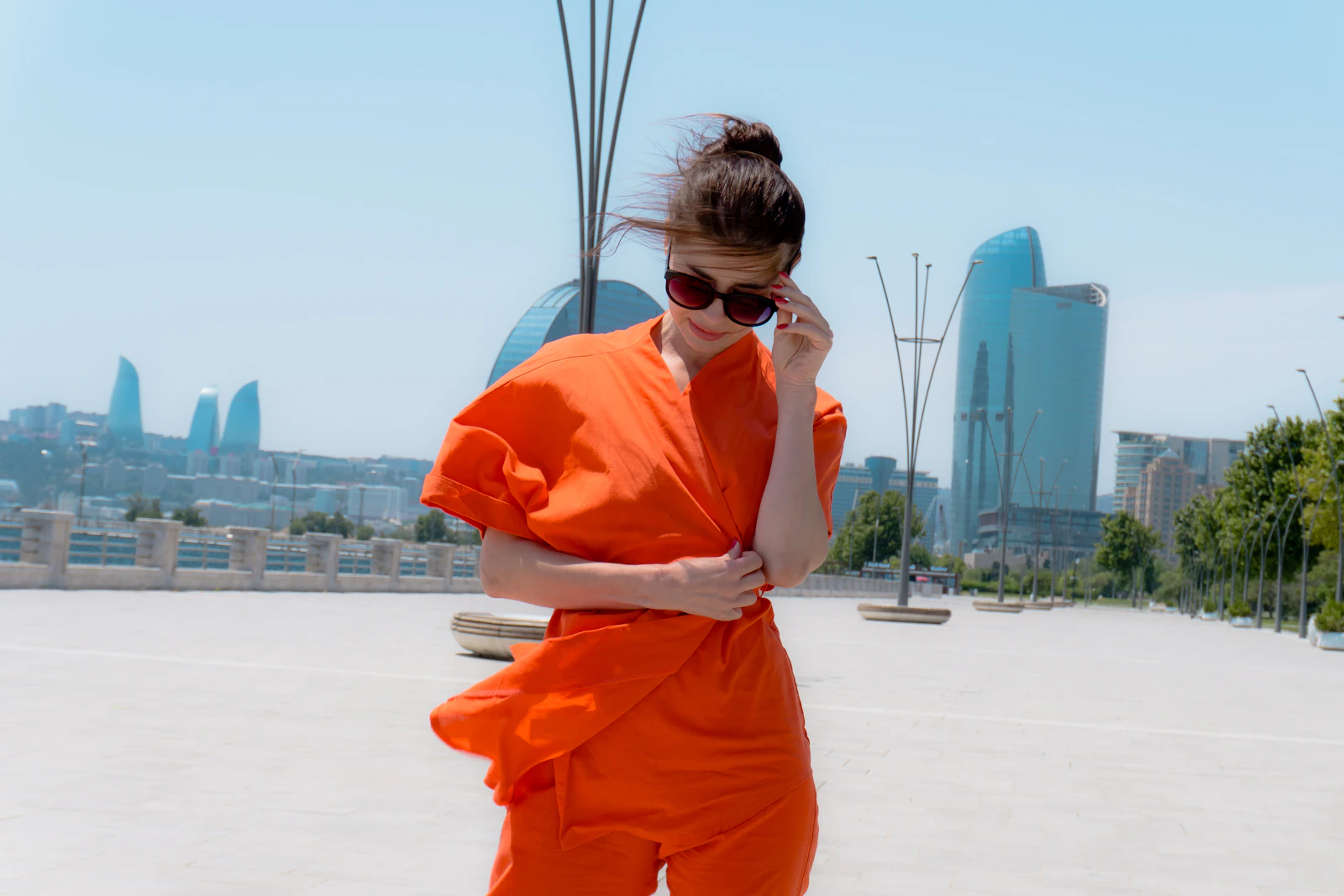 Mujer con conjunto color mandarina y gafas de sol