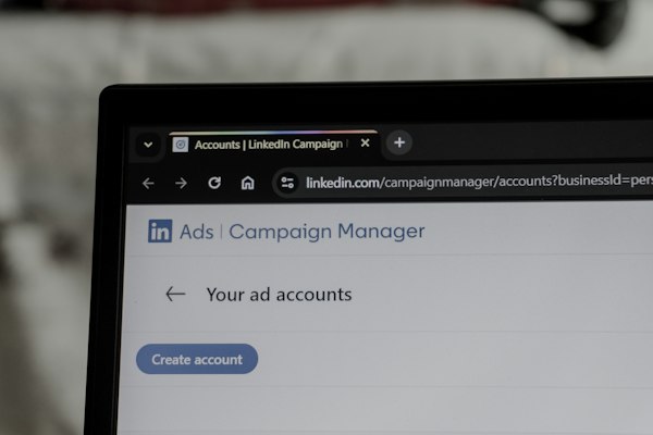 Pantalla de una laptop con el administrador de campañas de LinkedIn Ads abierto en la lista de cuentas publicitarias, el tablero que opera una agencia de linkedin ads B2B