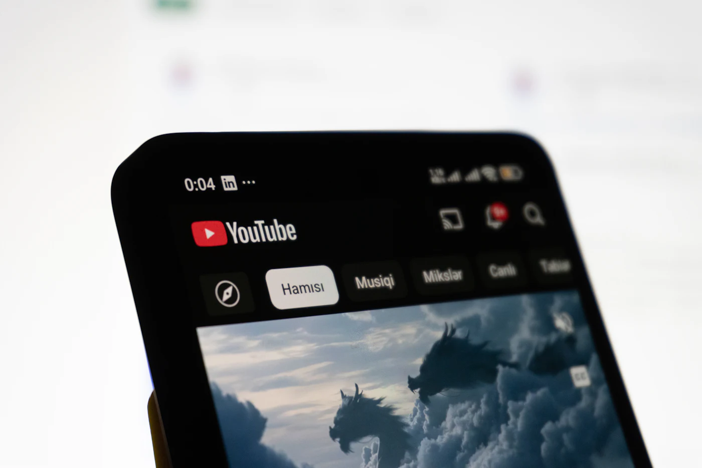 Móvil mostrando la interfaz de la app de YouTube