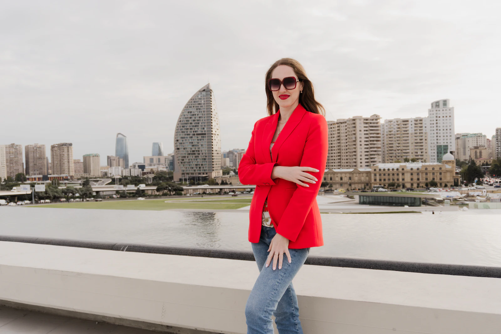Alfaiataria off-white: o conjunto claro que impõe presença suave