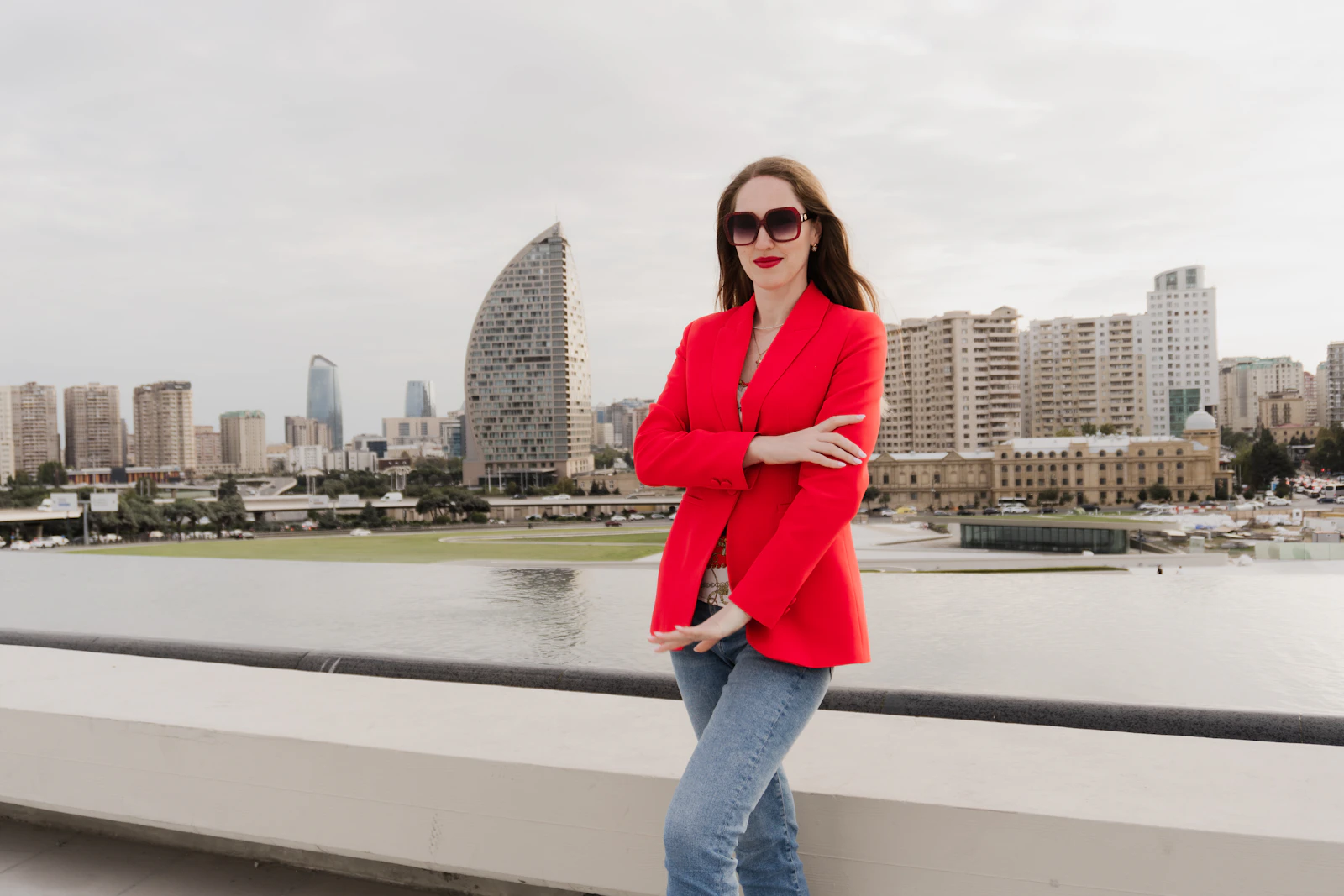 O bolso faca x bolso chapado no blazer: o detalhe que define o nível da peça