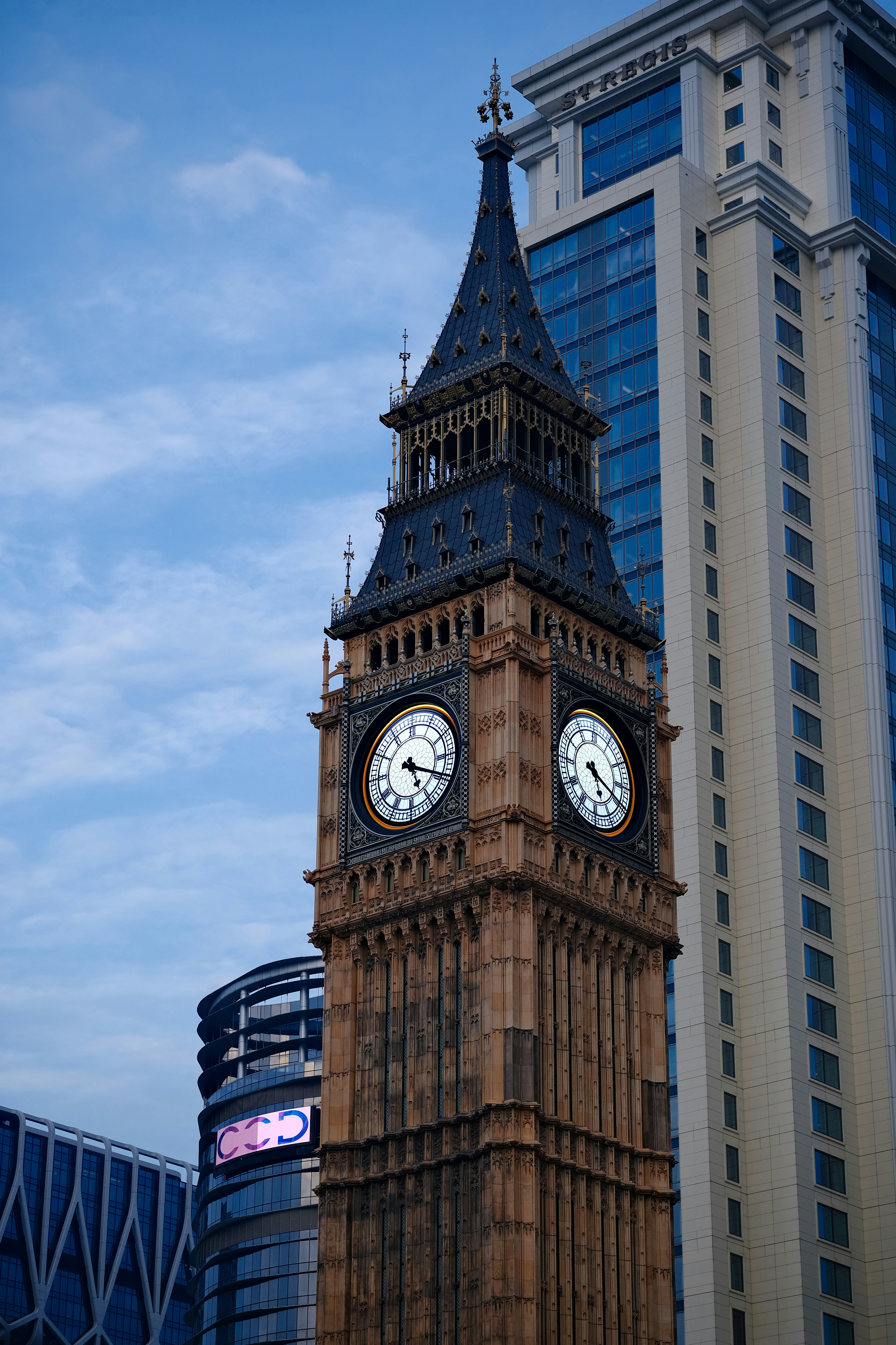 Elizabeth tower with modern buildings against blue sky