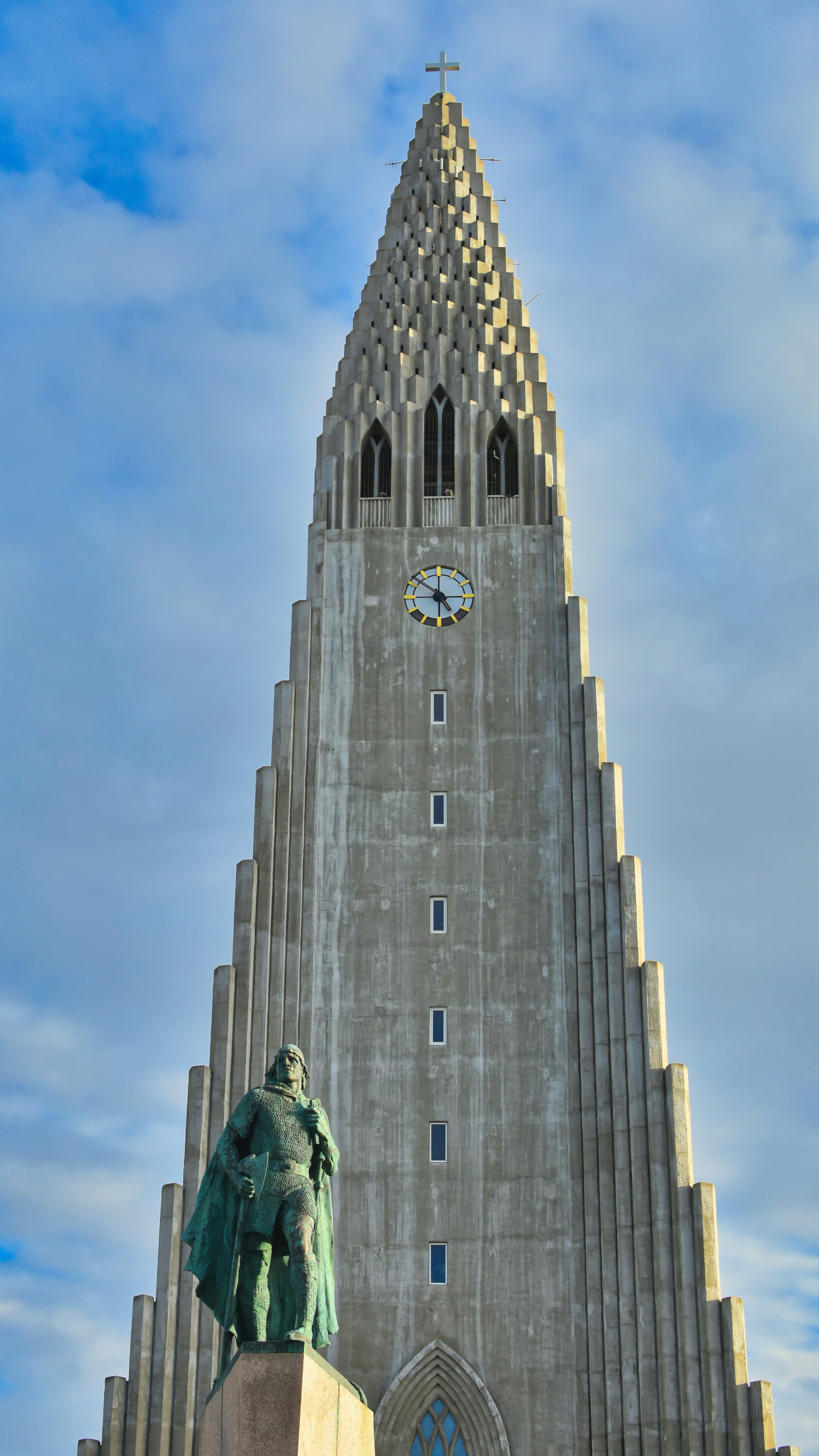 Hallgrímskirkja Kirche und Skulptur in Reykjavik, Island