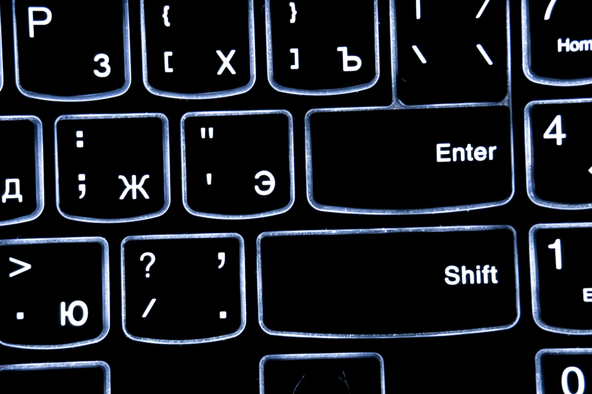 Persona usando una interfaz gráfica solo con el teclado, sin mouse