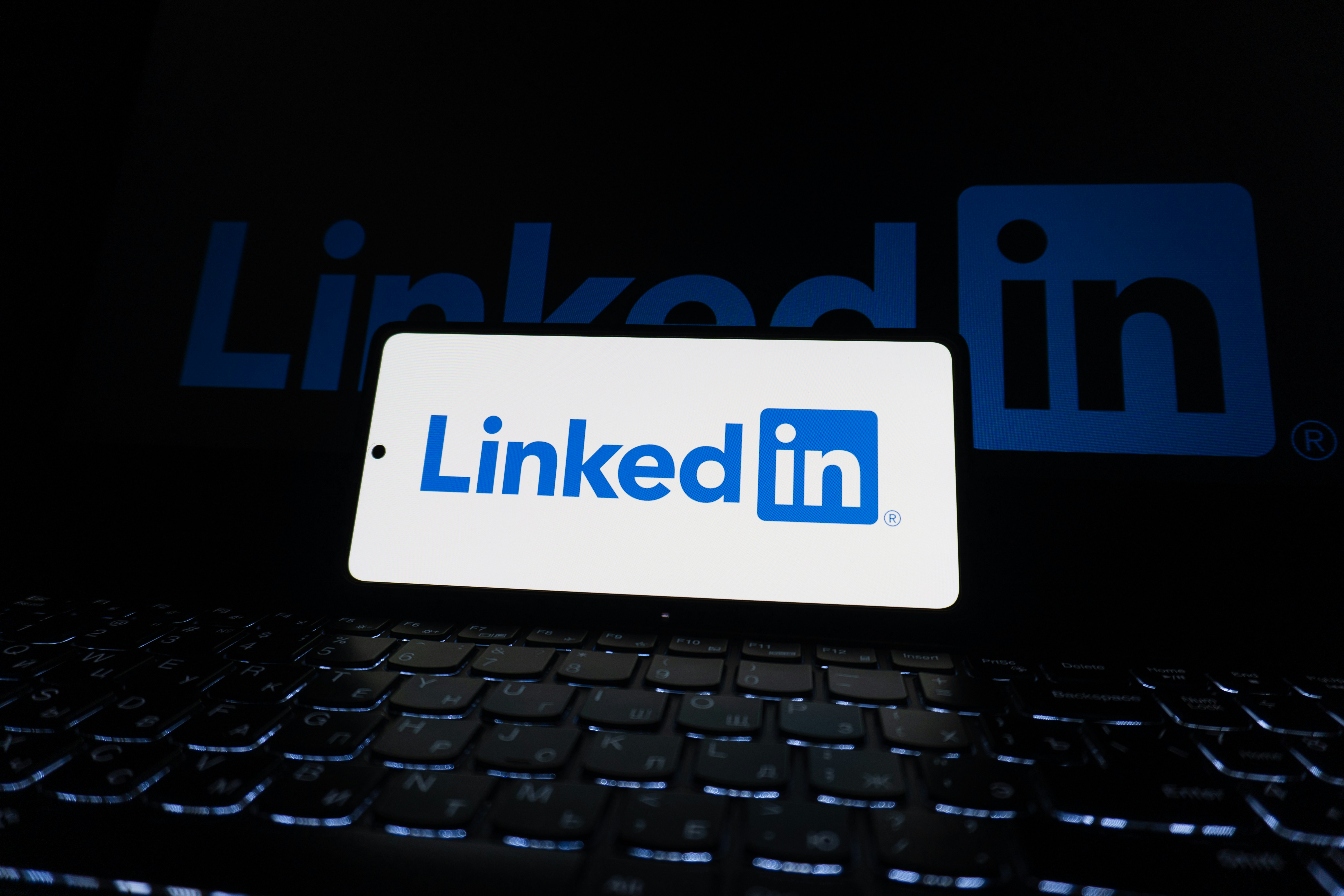 Linkedin logo displayed on a smartphone screen. photo – Free Business Image  on Unsplash, image size:3000x2000