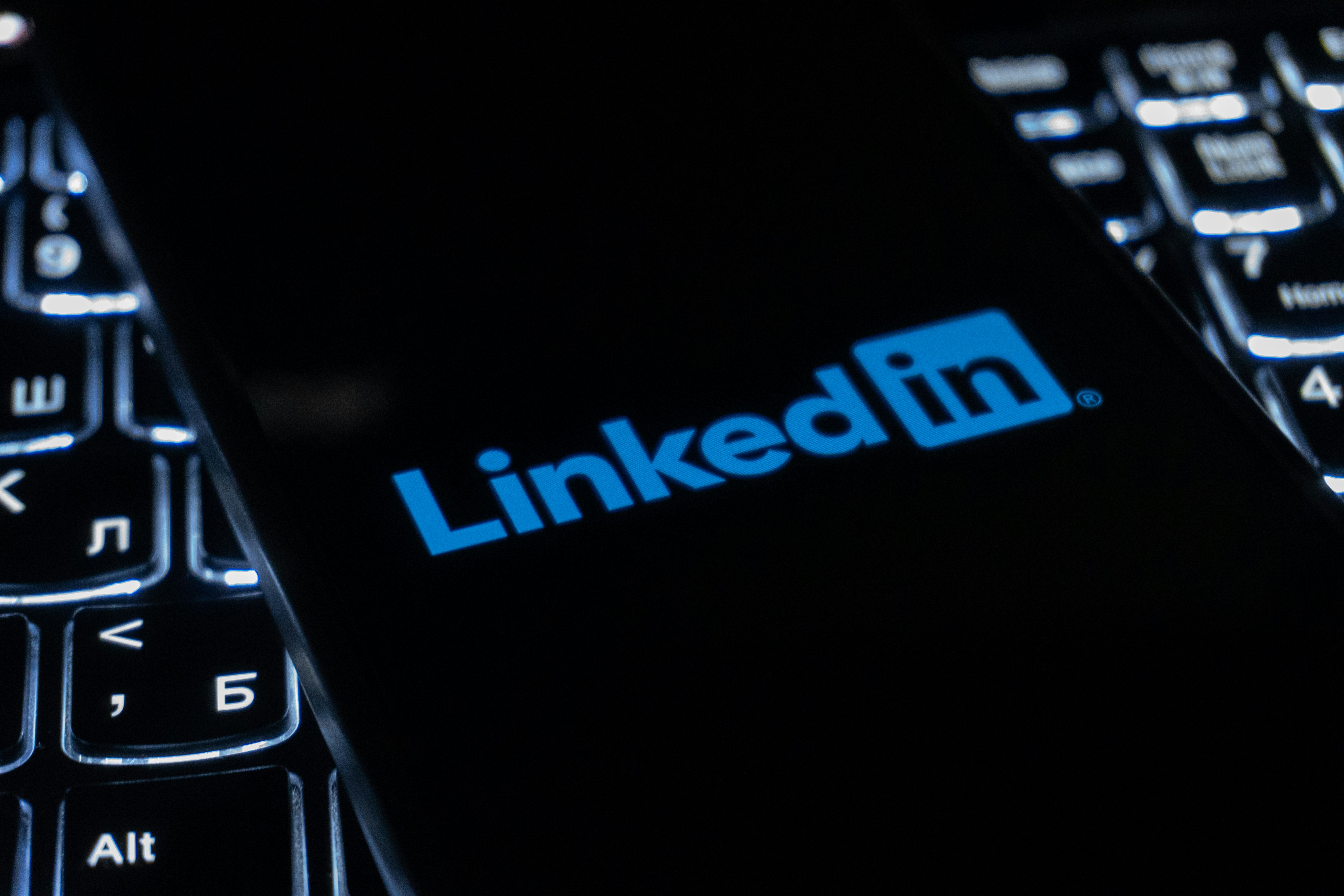 Logo Linkedin di layar smartphone