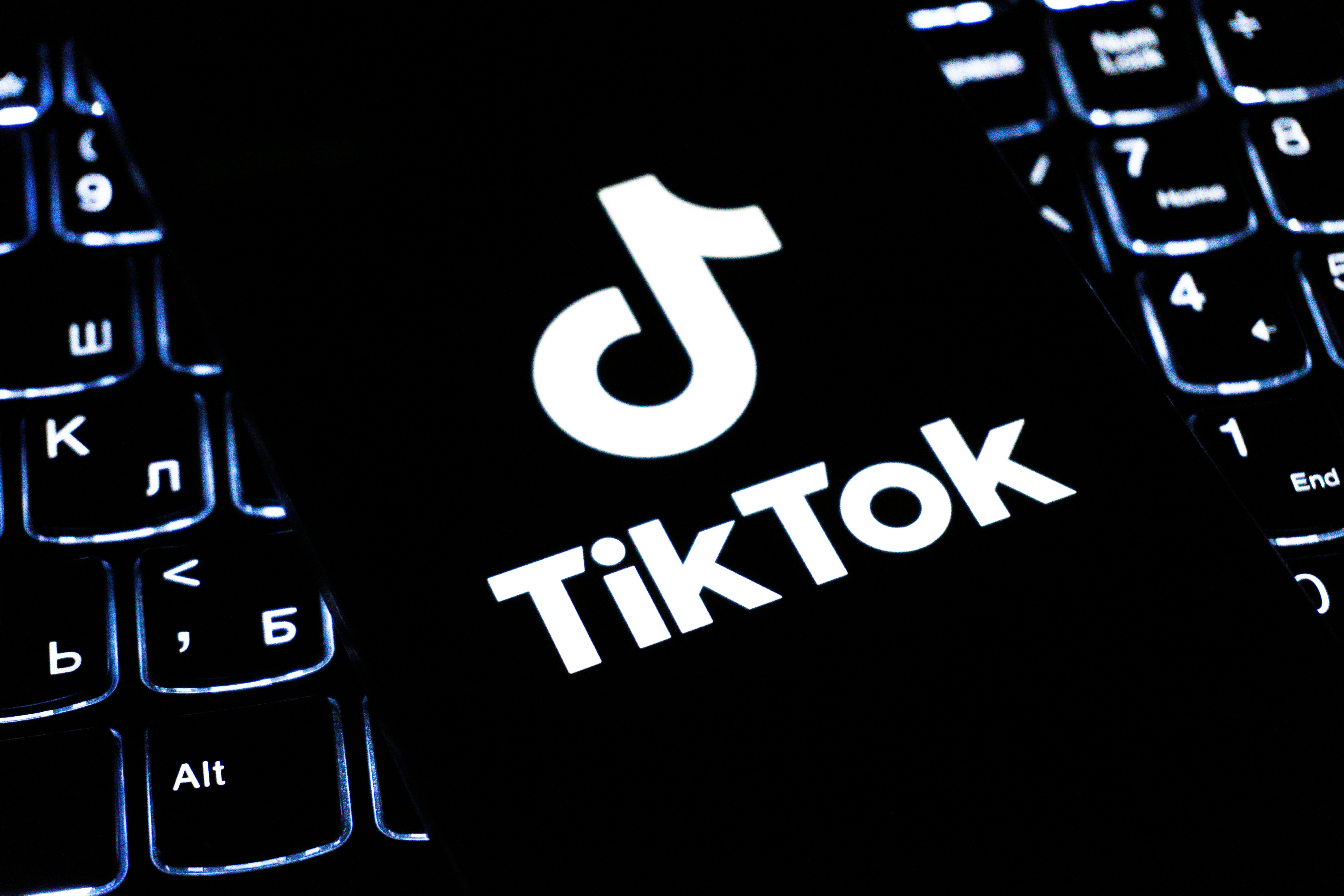 Algoritmo de TikTok 2026: Por qué las Compartidas y Guardadas son más importantes que los Me gusta