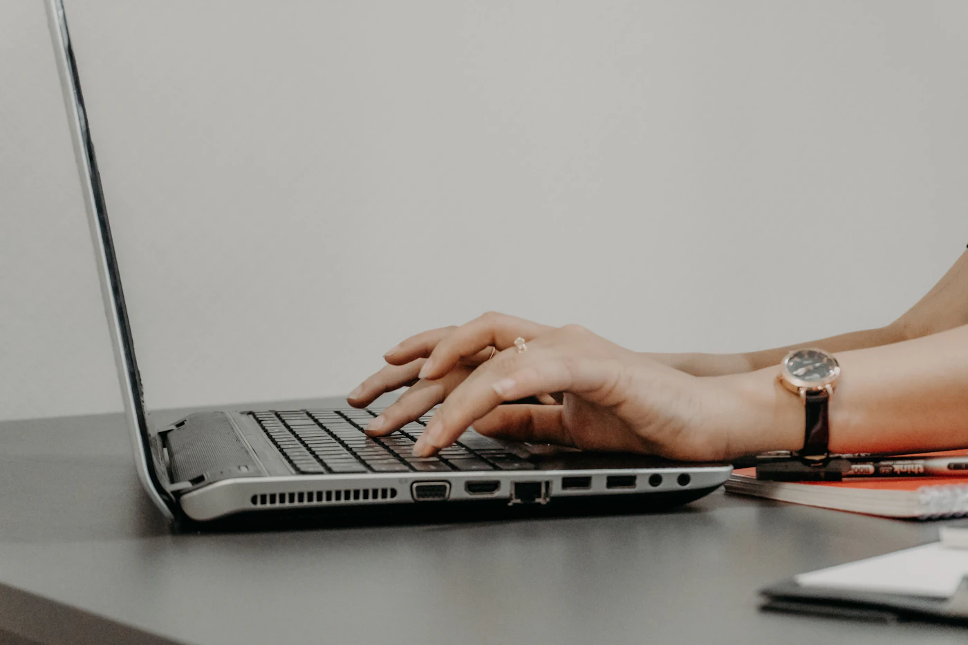 M�os digitando em notebook