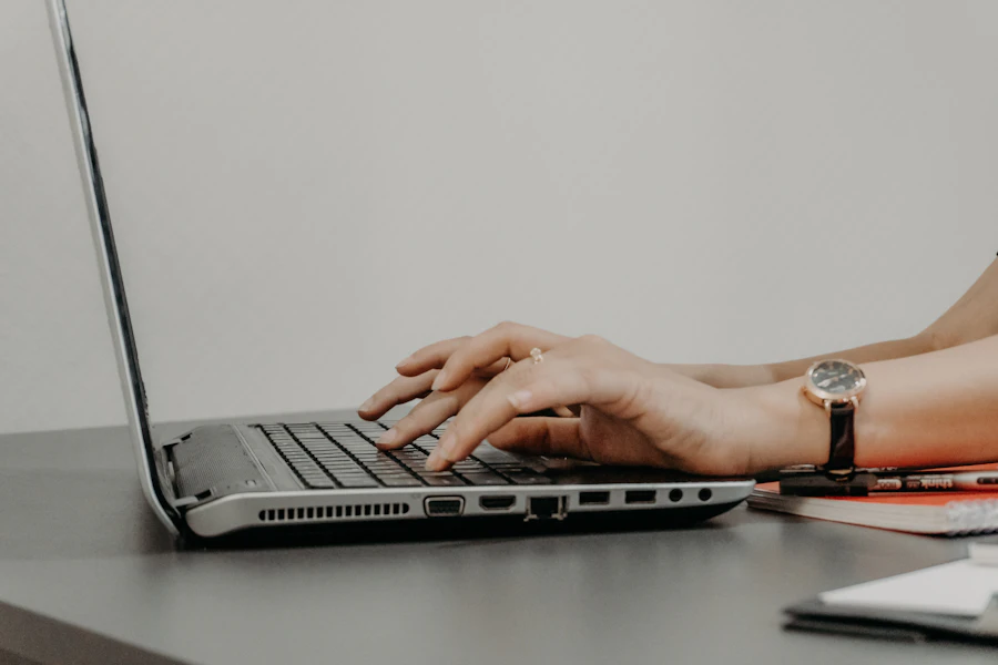 M�os digitando em notebook