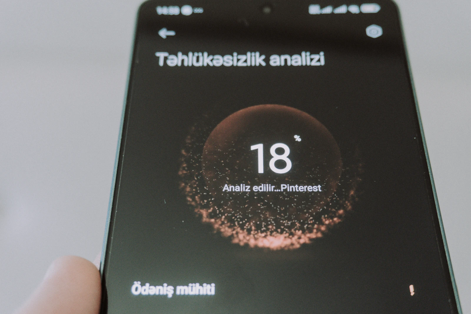 Smartphone screen displays risk analysis with number 18