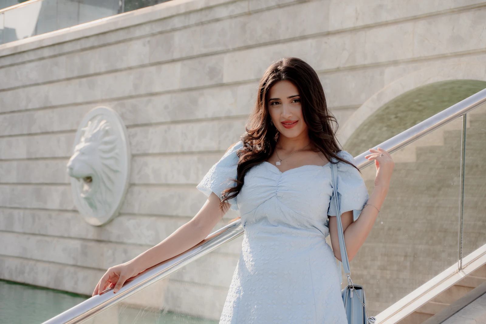 O vestido com fenda: como dosar a ousadia com elegância