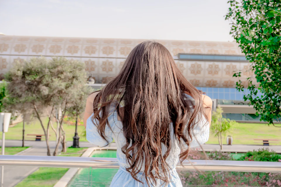 Longs cheveux bruns ondulés, vus de dos