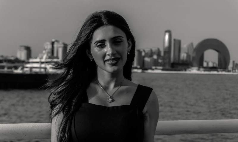 mujer sonriendo con skyline de ciudad