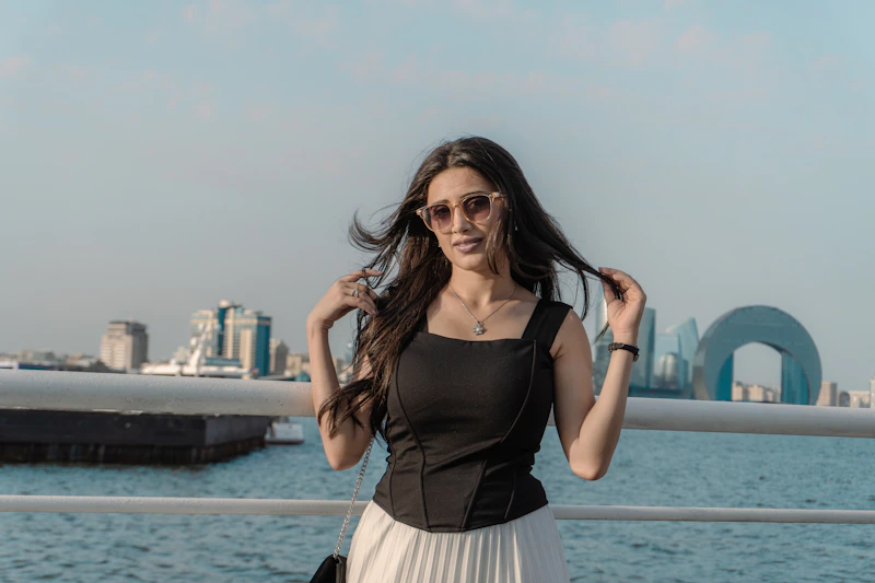 joven posando con la ciudad de fondo