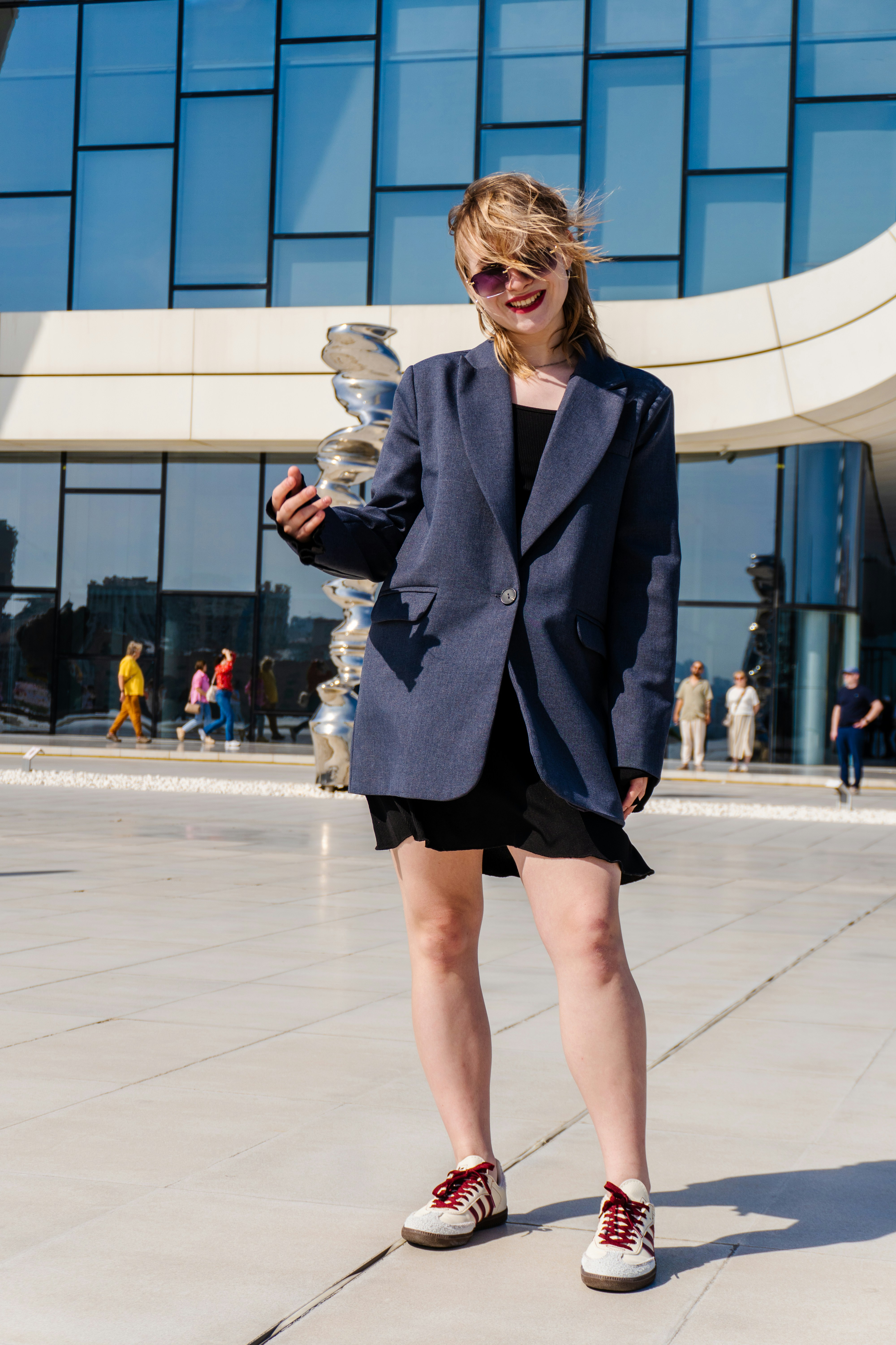 Ofis athleisure: oversize blazer ve sneaker kombinasyonu