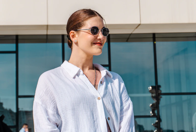 Lässiger Look mit Sonnenbrille für ein Date im Freien