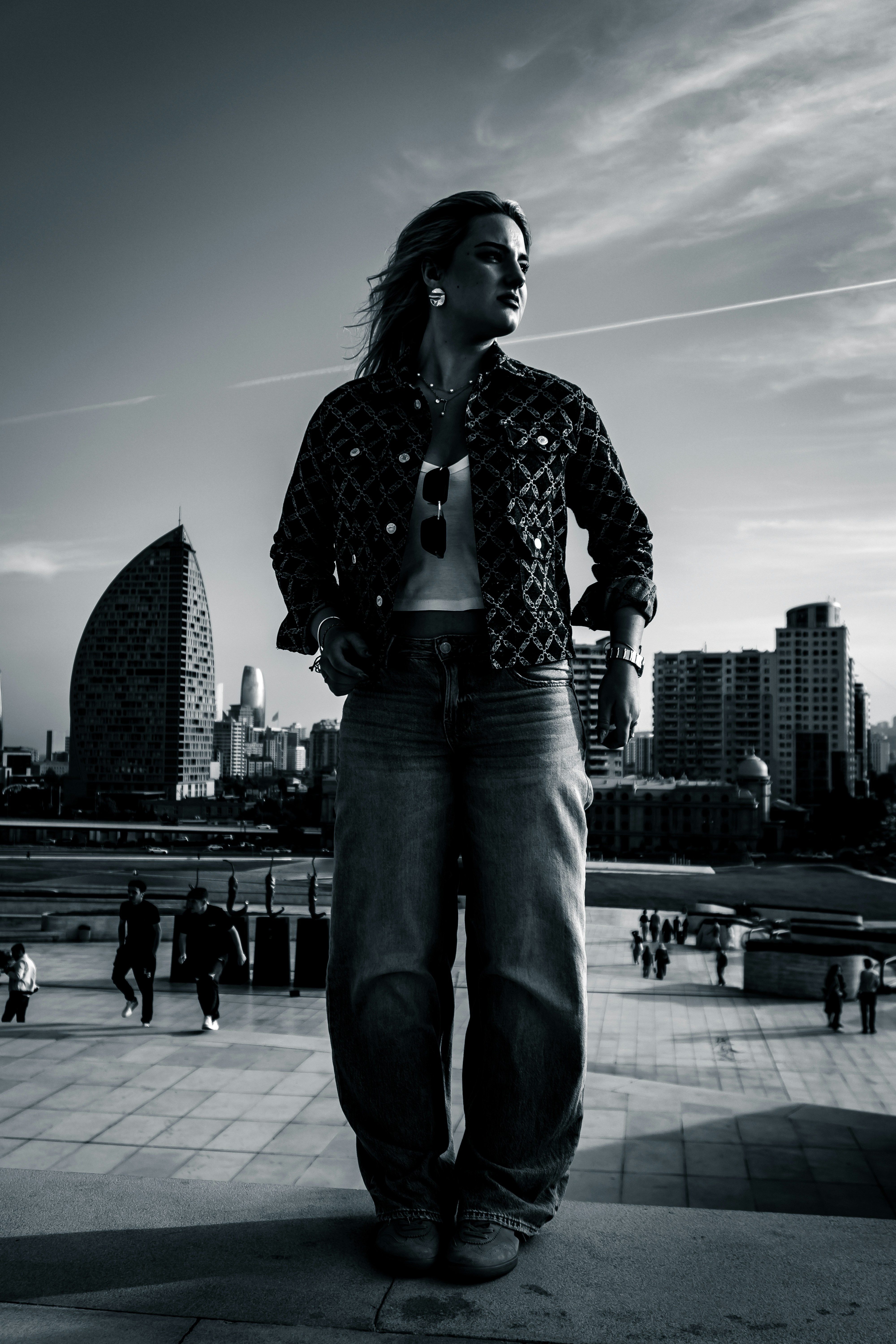 Mujer de pie frente al horizonte de la ciudad