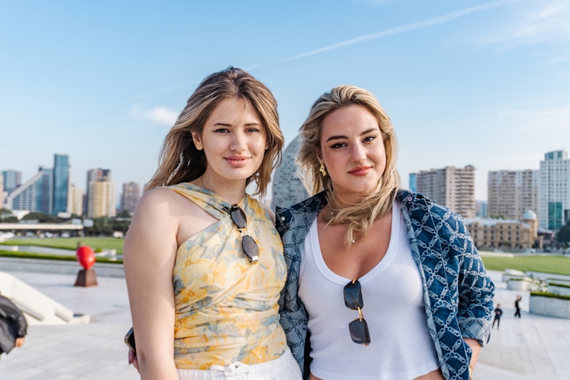 Mujeres posando con la ciudad de fondo