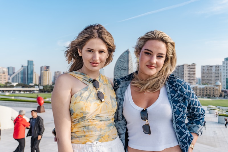Mujeres elegantes con la ciudad de fondo