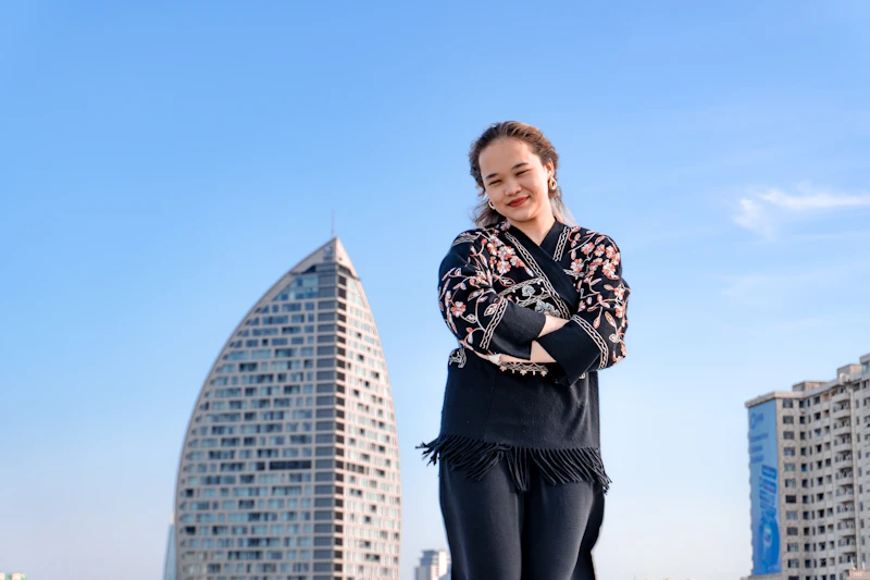 mujer posando con edificios modernos al fondo