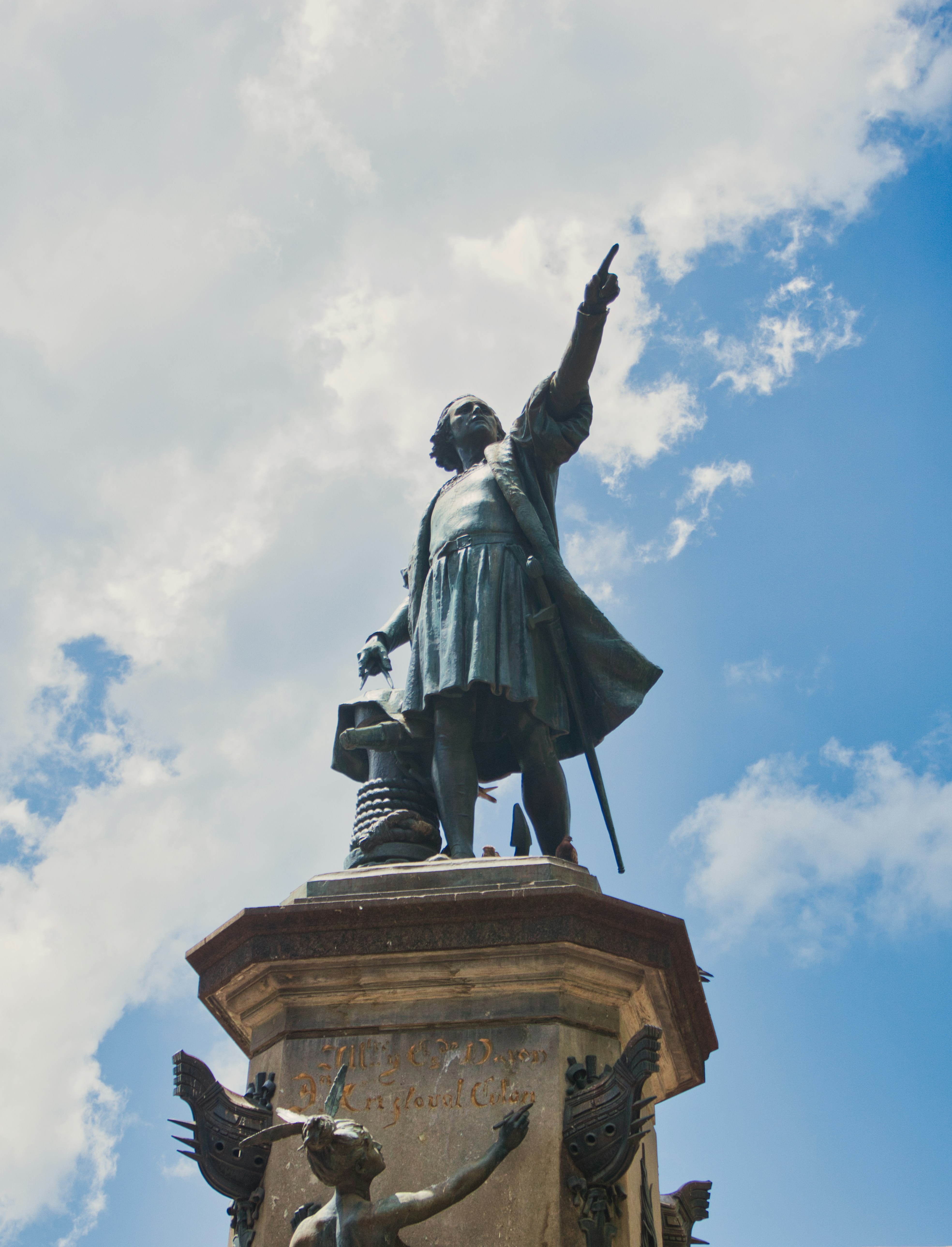 Estatua de Cristóbal Colón apuntando hacia el cielo.