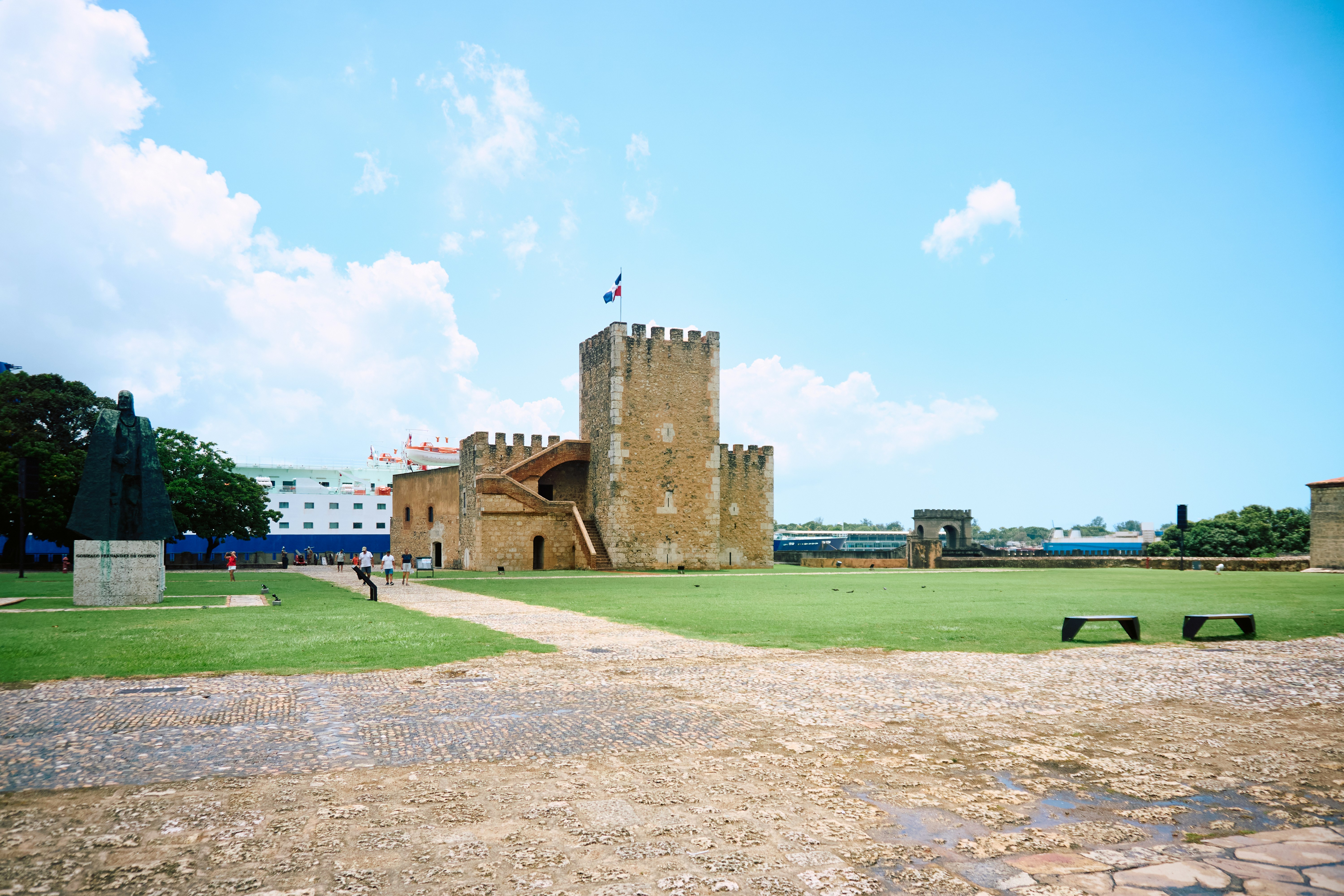 Histórica fortaleza de piedra en un día soleado