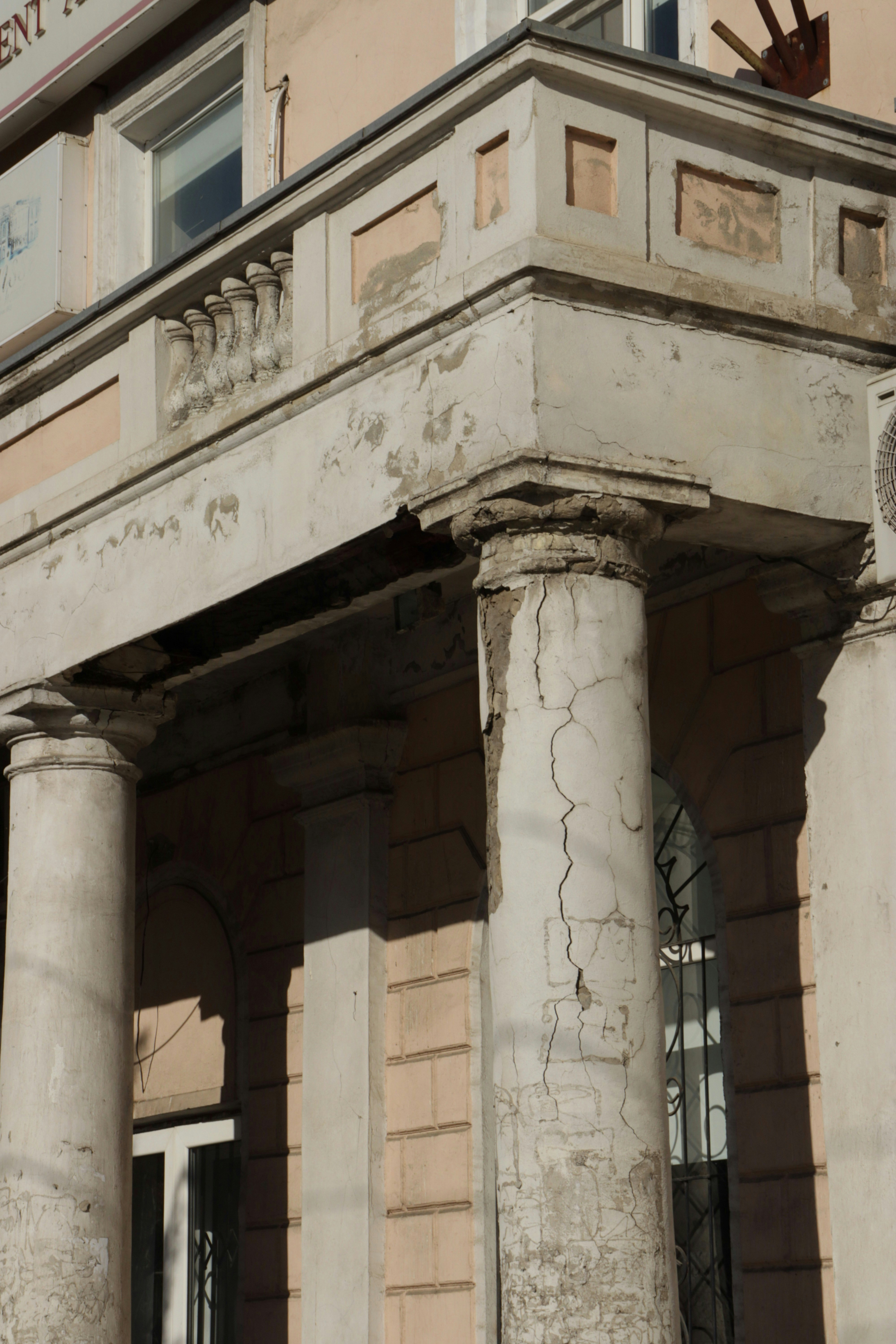 vintage balcony wallpaper, wallpaper, Traditional Balcony DIY Makeover: Ideas & Inspiration 6