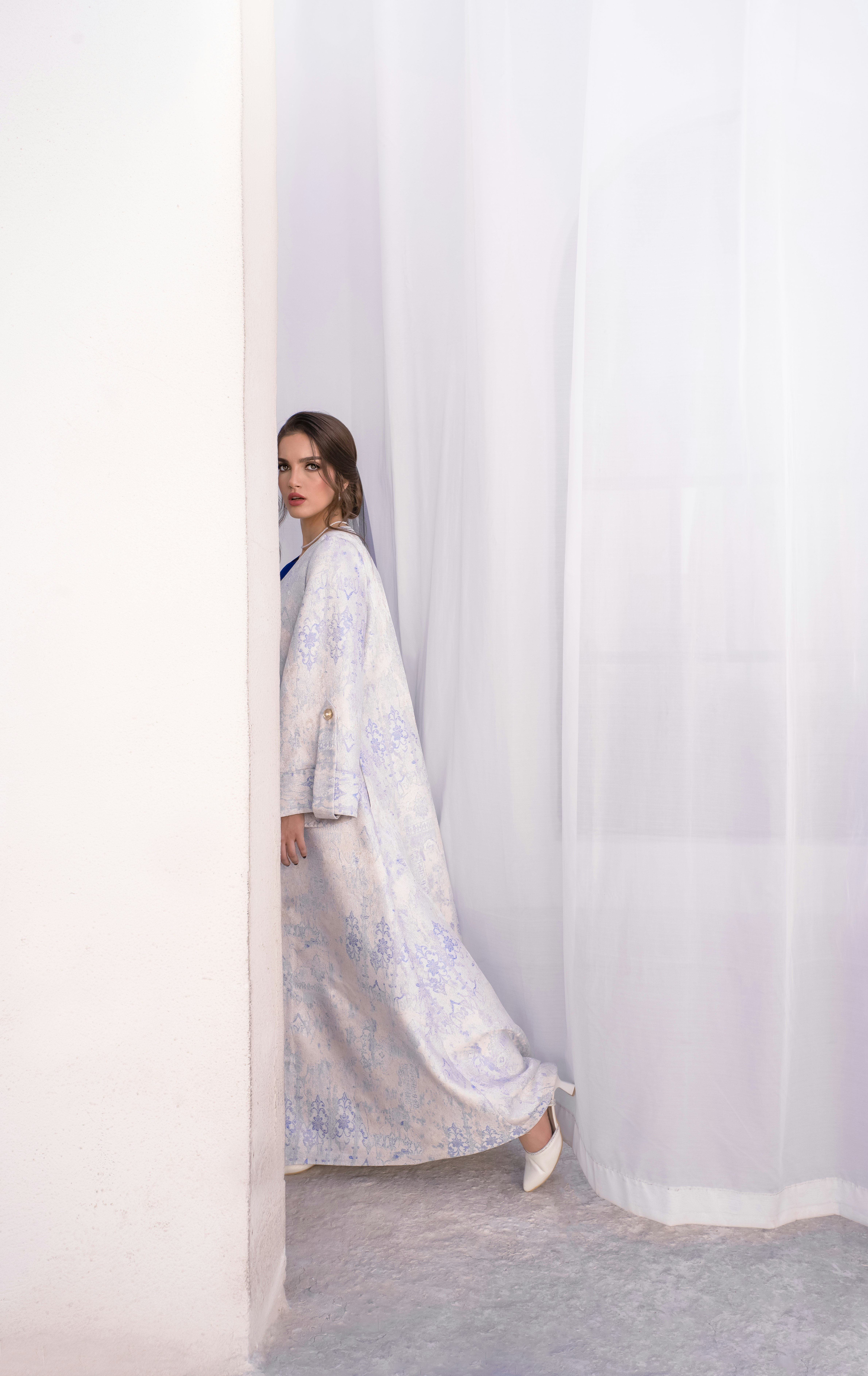 角を覗く柄のドレスを着た女性