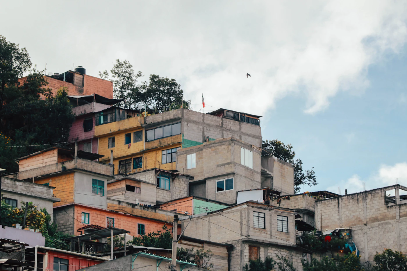Núcleo urbano informal em encosta, alvo de REURB
