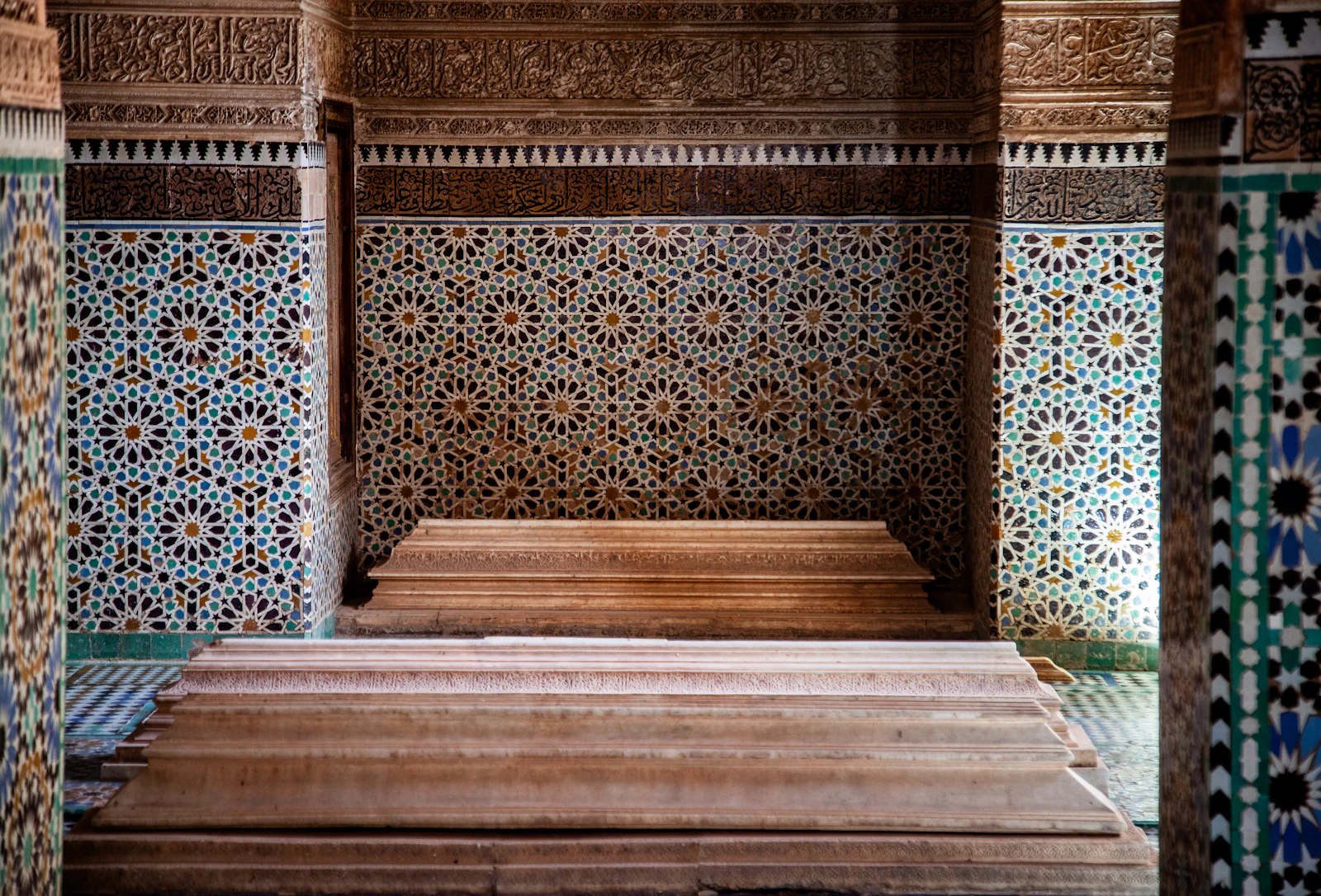 Murs et marches en zellige ouvragé, ambiance feutrée et chaude.