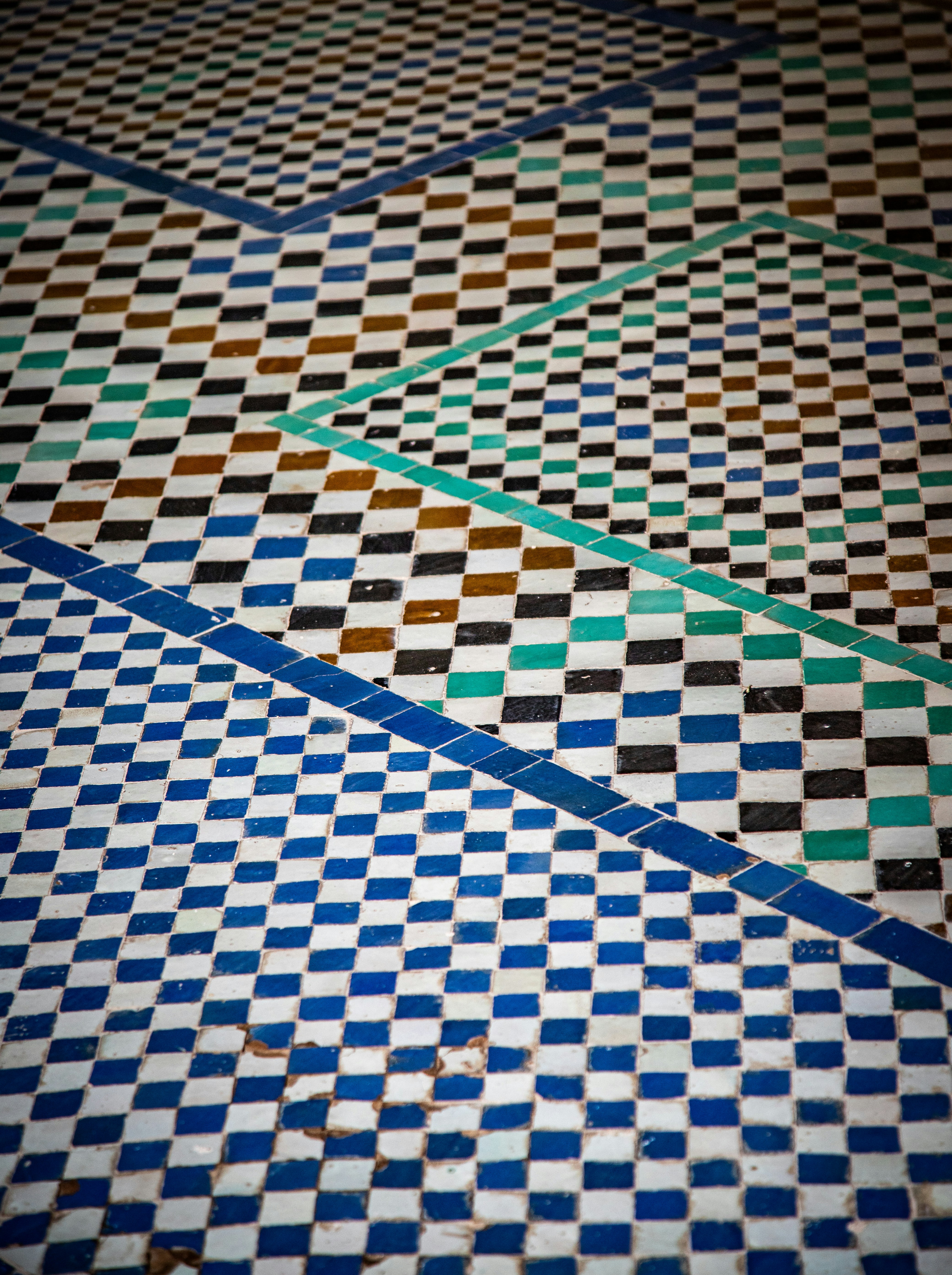 Geometrische Mosaikfliesen in Blau, Weiß und Grün