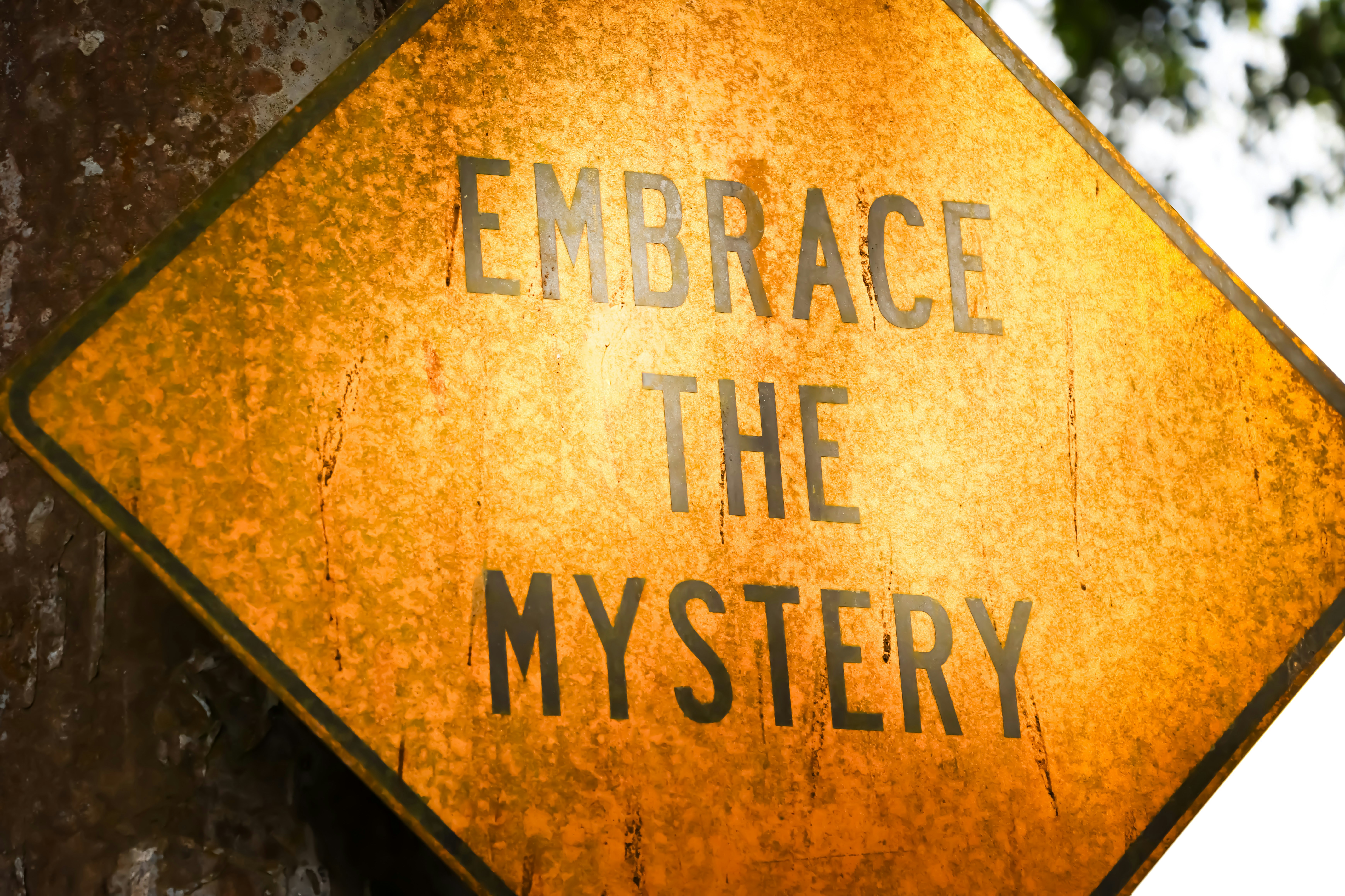 Das gelbe Diamantzeichen steht für das Mysterium.