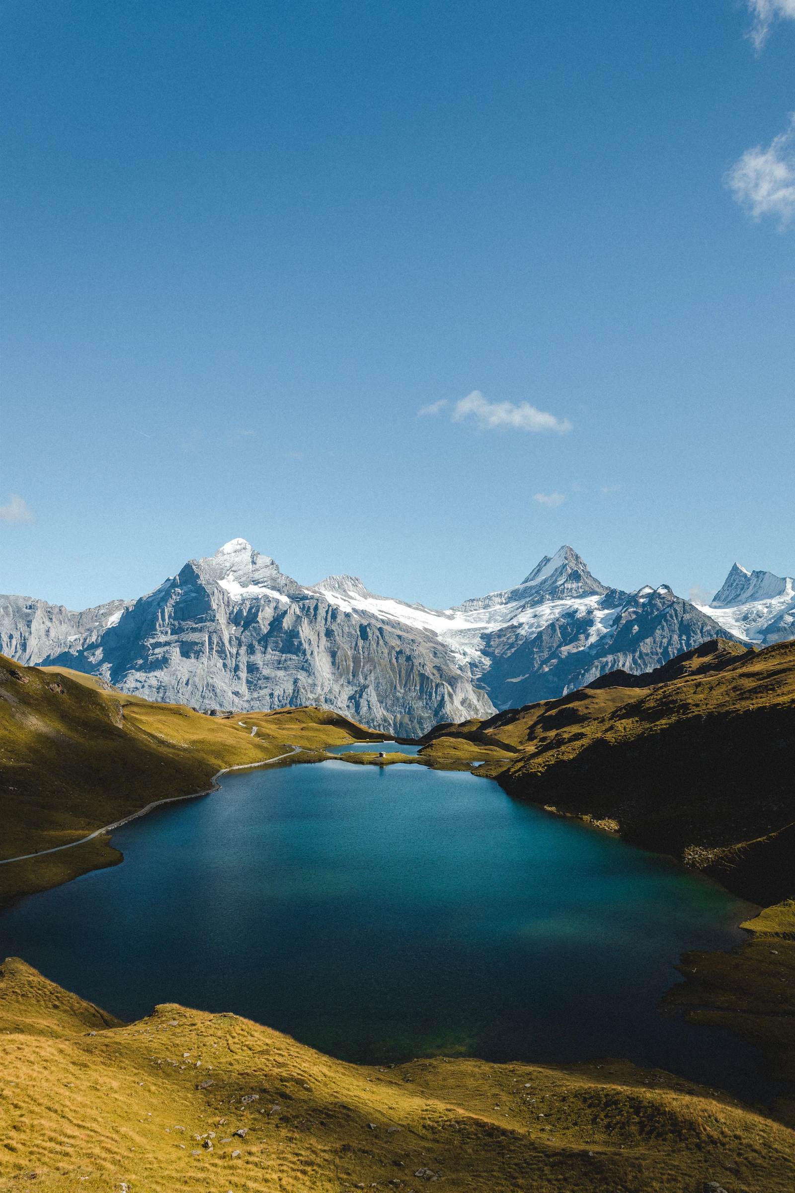 Lac d'altitude refl&eacute;tant des sommets enneig&eacute;s dans les Alpes &mdash; image d'illustration, non prise aux Ch&eacute;serys