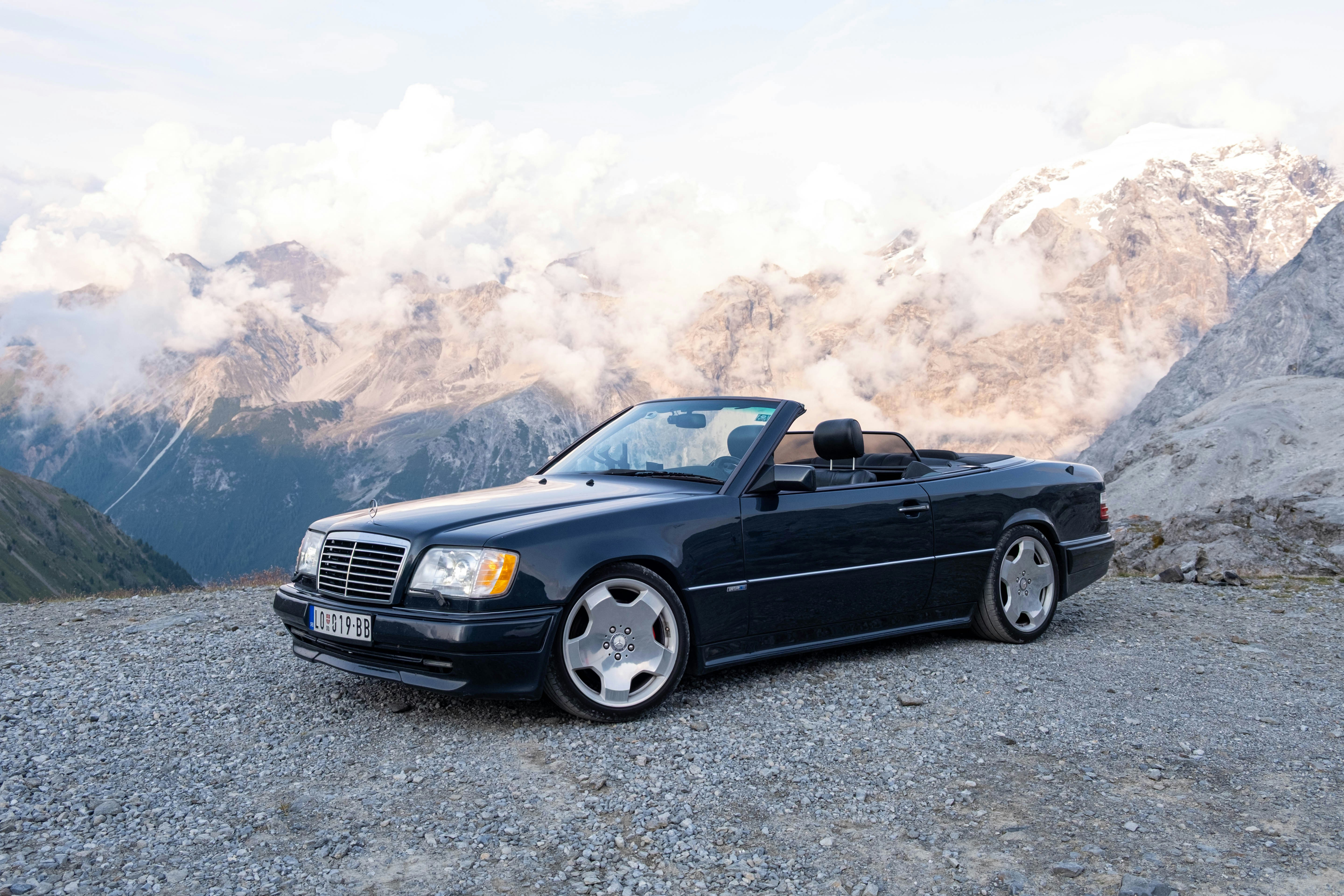 Dunkelblaues Cabrio auf Schotterstraße geparkt