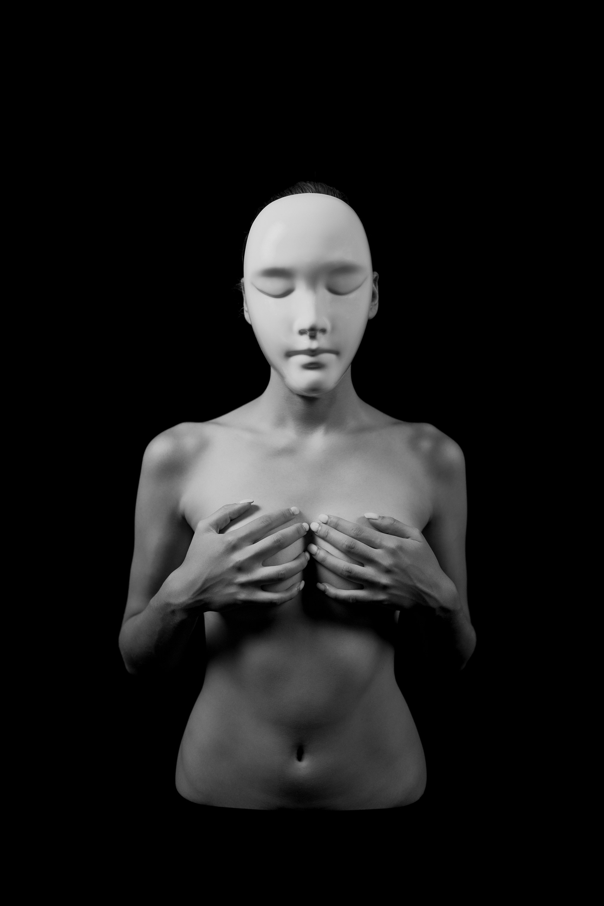 Una persona con una maschera che copre il volto