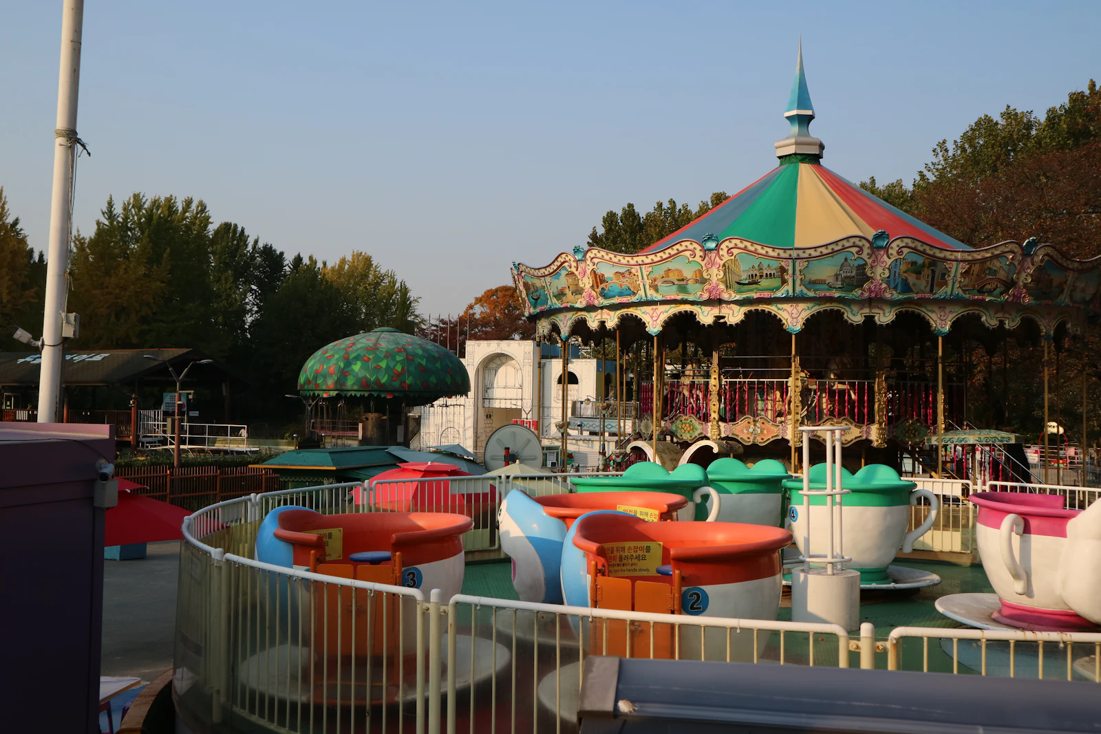 Manèges et tasses tournantes dans un parc d'attractions, image d'illustration