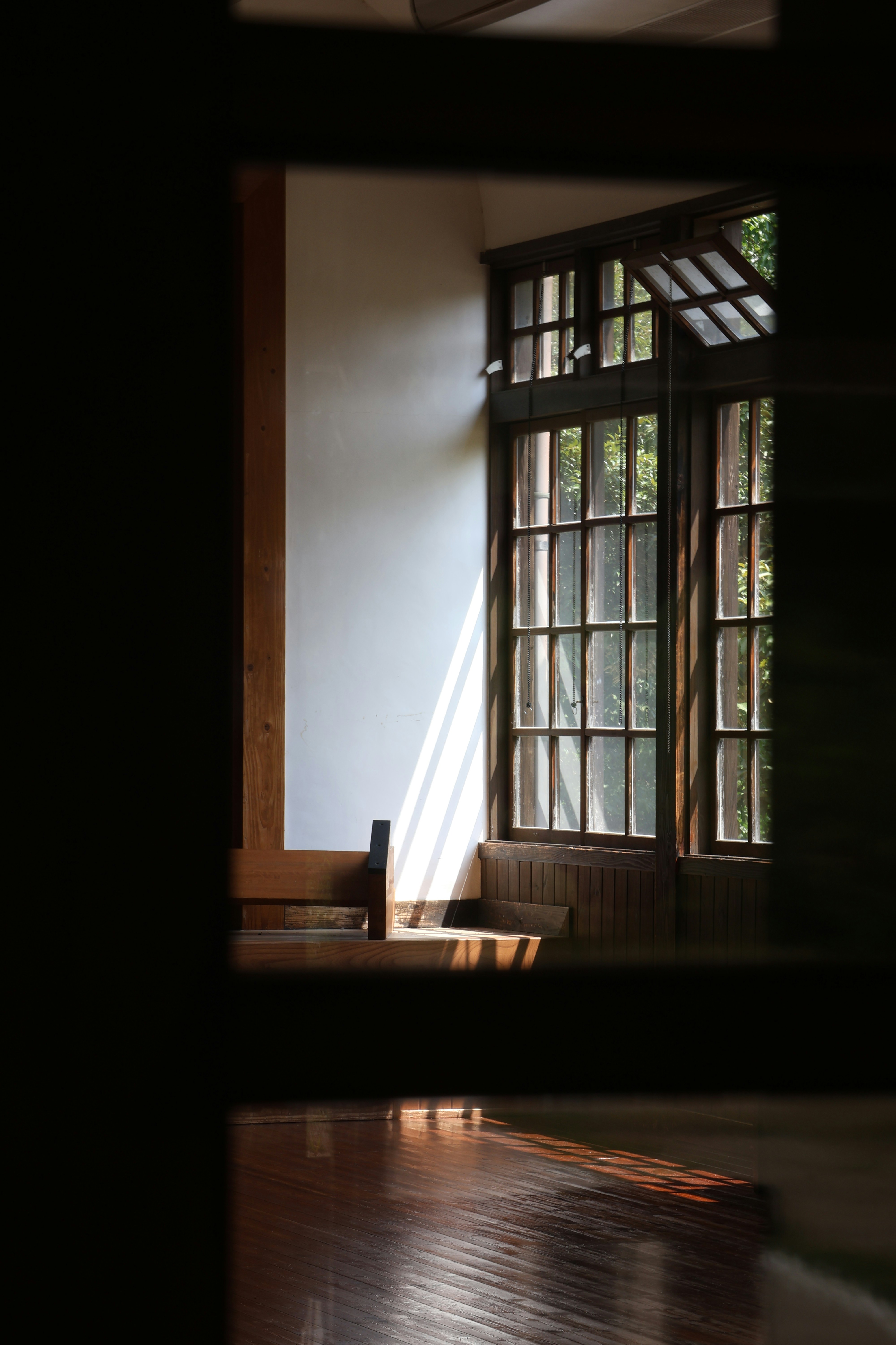 wooden beams interior house, ilustrasi artikel Mastering the Art: A Deep Dive into Vintage Craftsman Style 4